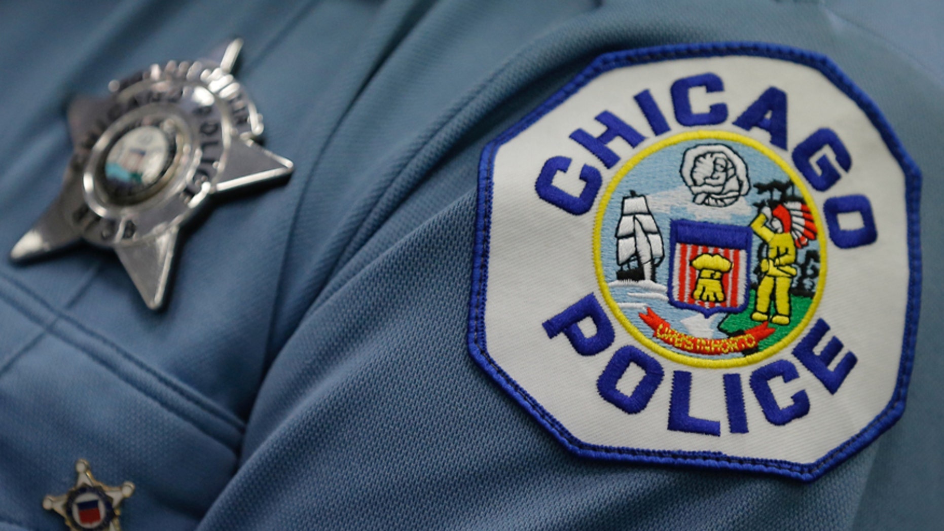 A Chicago police officer attends a news conference announcing the department's plan to hire nearly 1,000 new police officers in Chicago, Illinois, U.S., September 21, 2016. REUTERS/Jim Young - RTSOURM