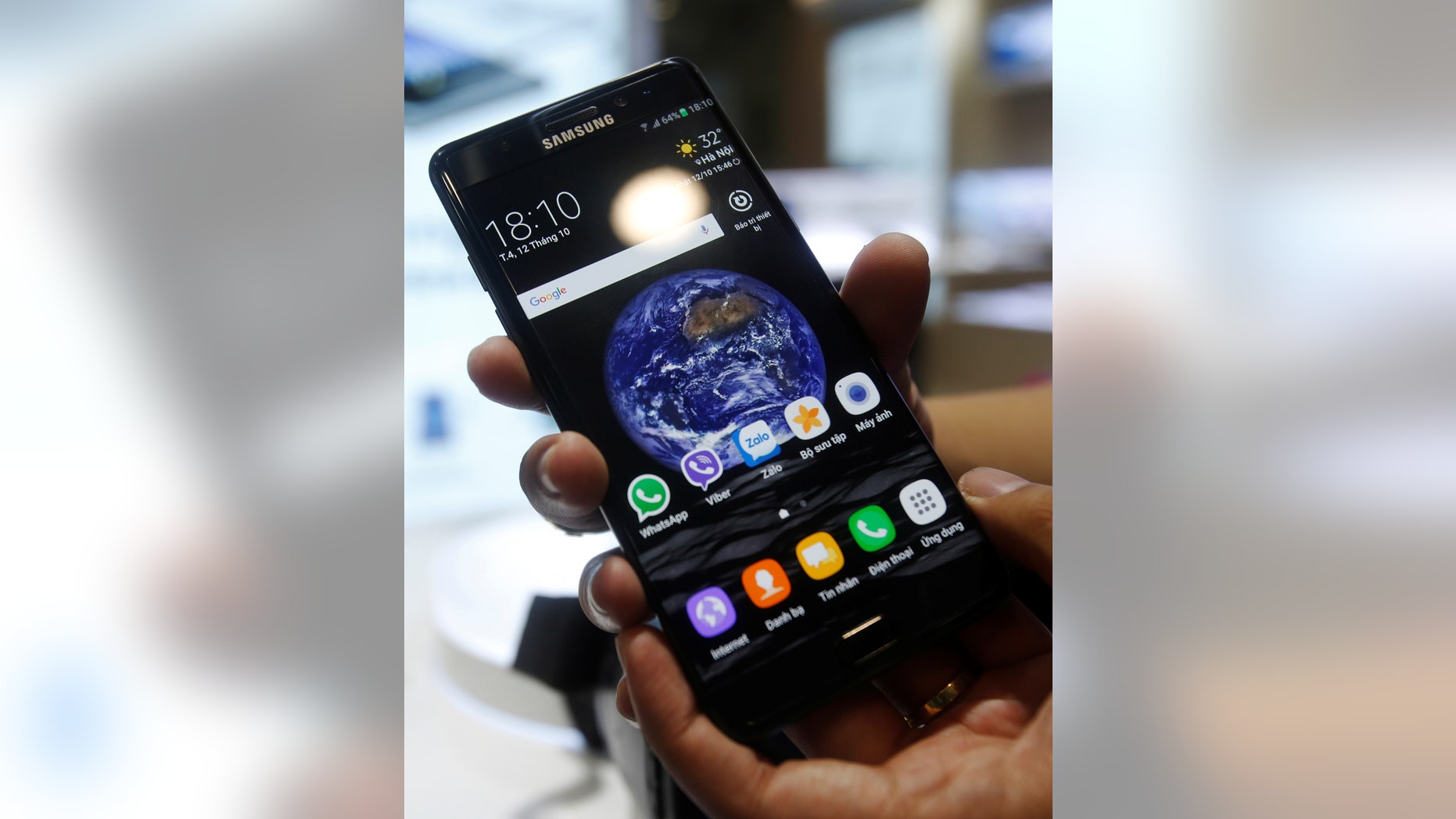 A man holds his mobile phone Samsung Galaxy Note 7 at a mobile phone shop in Hanoi, Vietnam October 12, 2016.