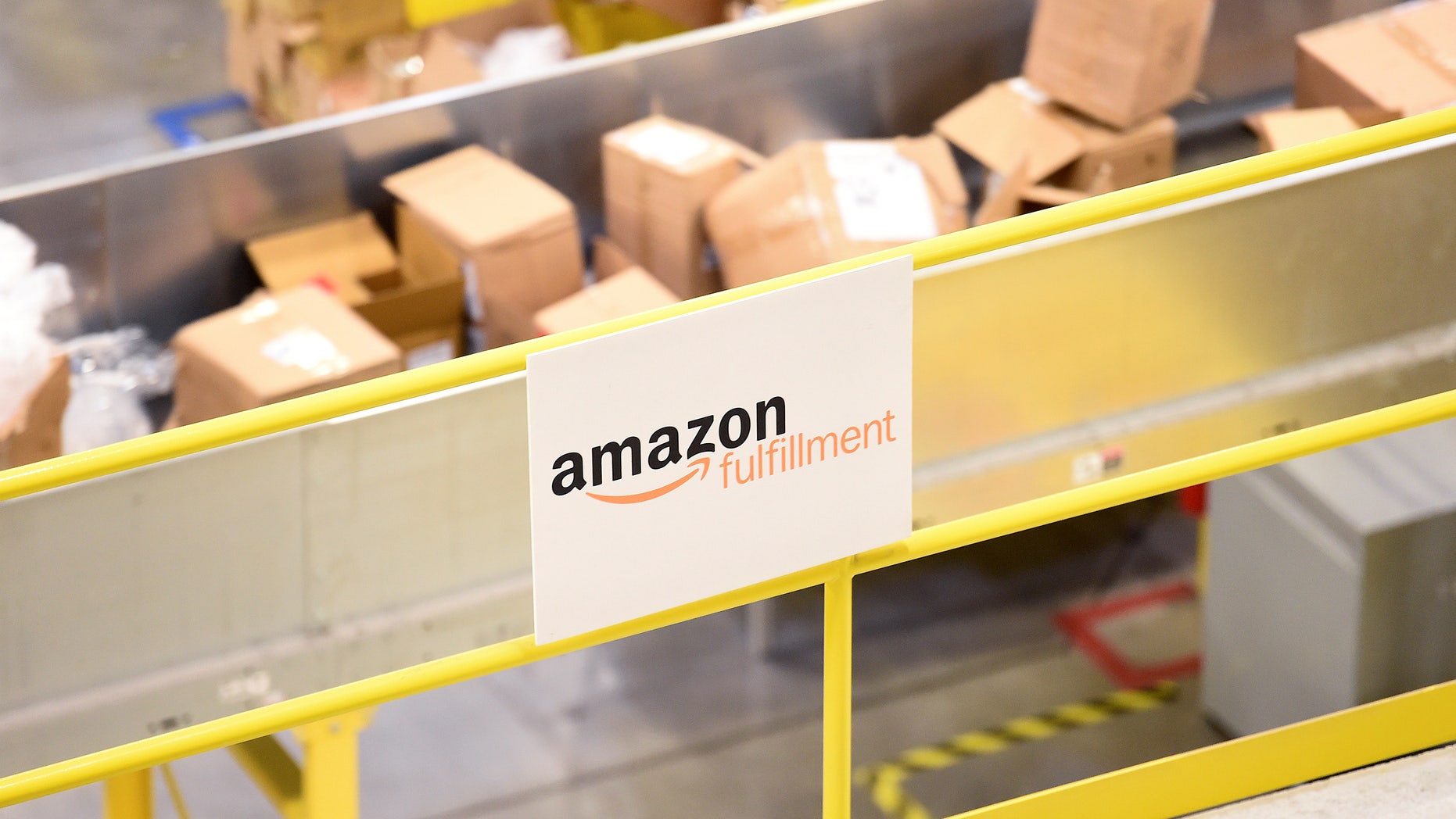 Boxes move along a conveyor belt at an Amazon Fulfillment Center on Cyber Monday in Tracy, California, U.S. November 28, 2016. (REUTERS/Noah Berger)