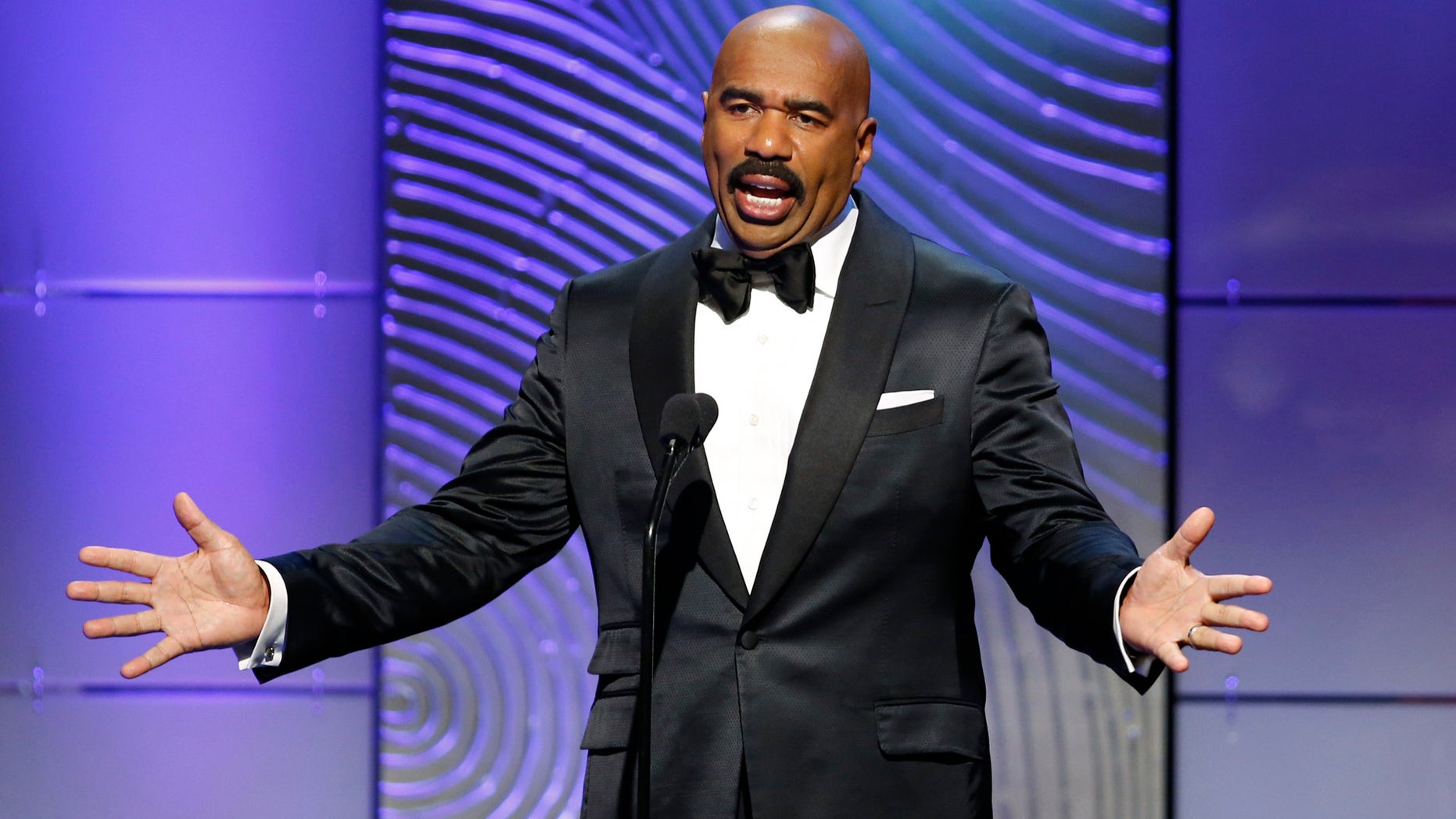 TV host Steve Harvey presents the outstanding morning program award during the 40th annual Daytime Emmy Awards in Beverly Hills, California June 16, 2013. REUTERS/Danny Moloshok (UNITED STATES - Tags: ENTERTAINMENT) - RTX10QJ3