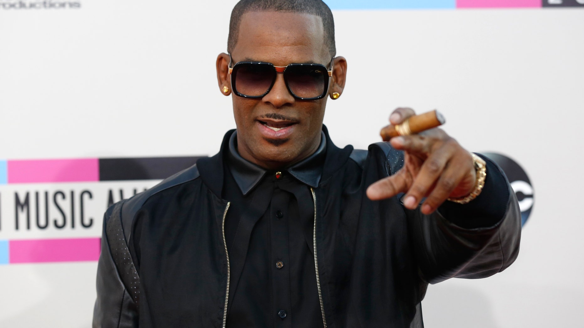 Singer R. Kelly arrives at the 41st American Music Awards in Los Angeles, California November 24, 2013.