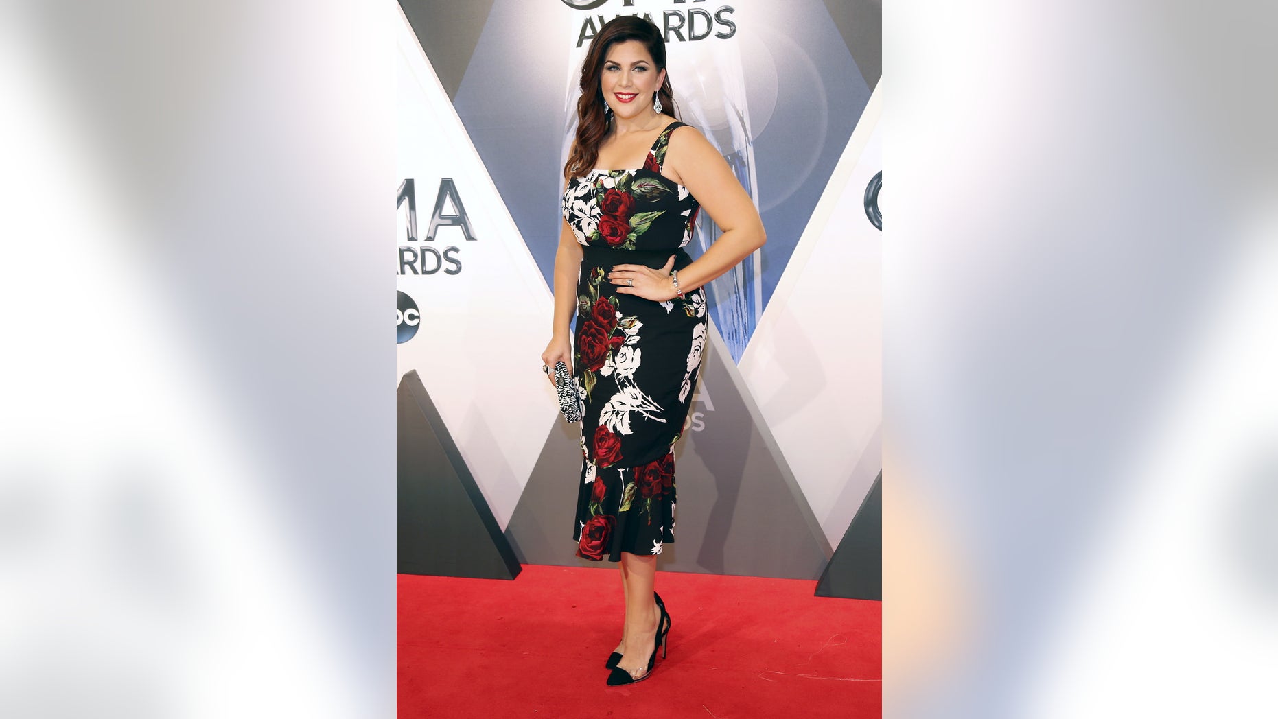 Singer Hillary Scott of Lady Antebellum arrives at the 49th Annual Country Music Association Awards in Nashville, Tennessee November 4, 2015. REUTERS/Jamie Gilliam EDITORIAL USE ONLY. NO RESALES. NO ARCHIVE - RTX1UT95