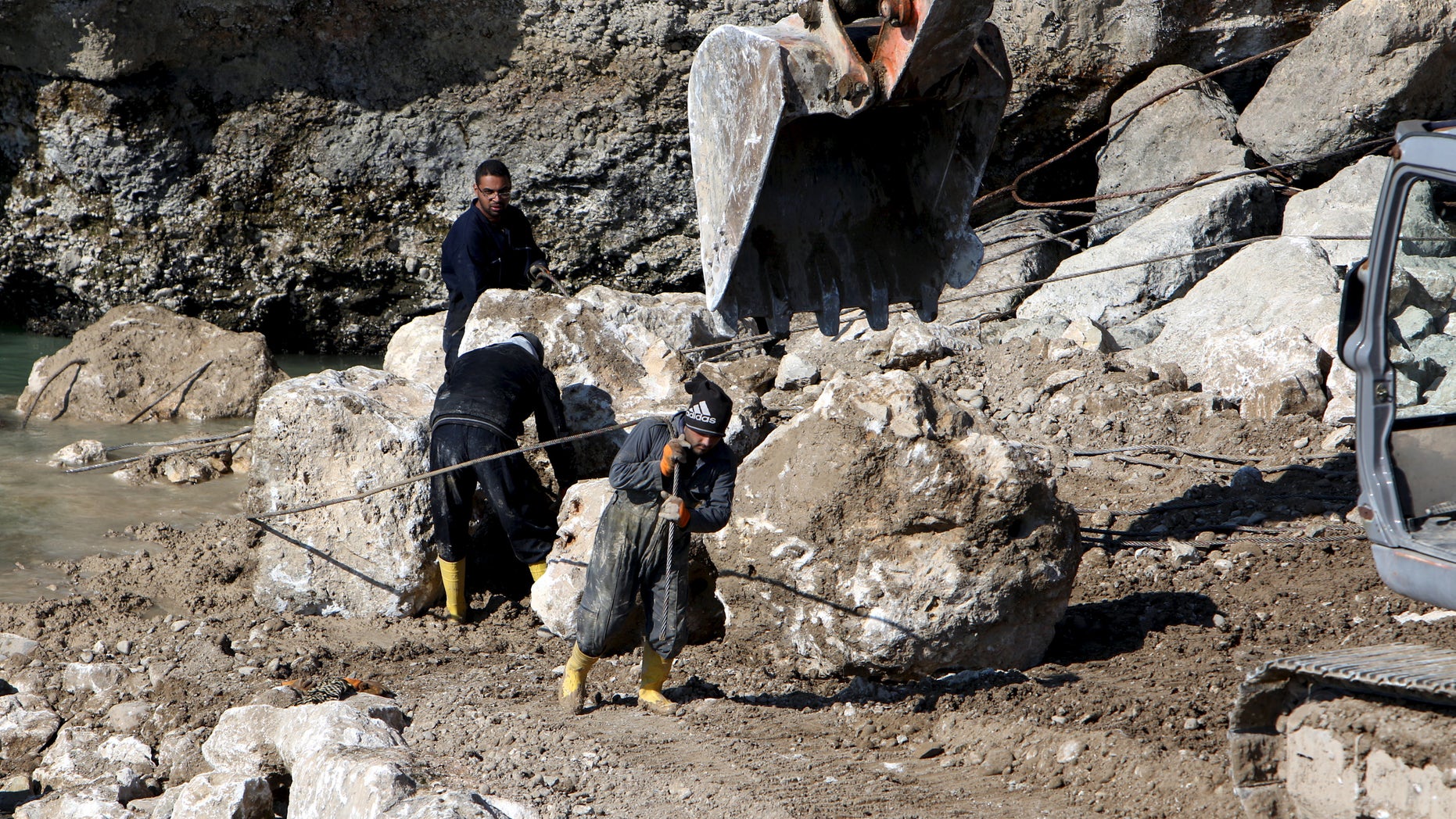 Feb. 3, 2016: Employees work at strengthening the Mosul Dam in northern Iraq. (Reuters)