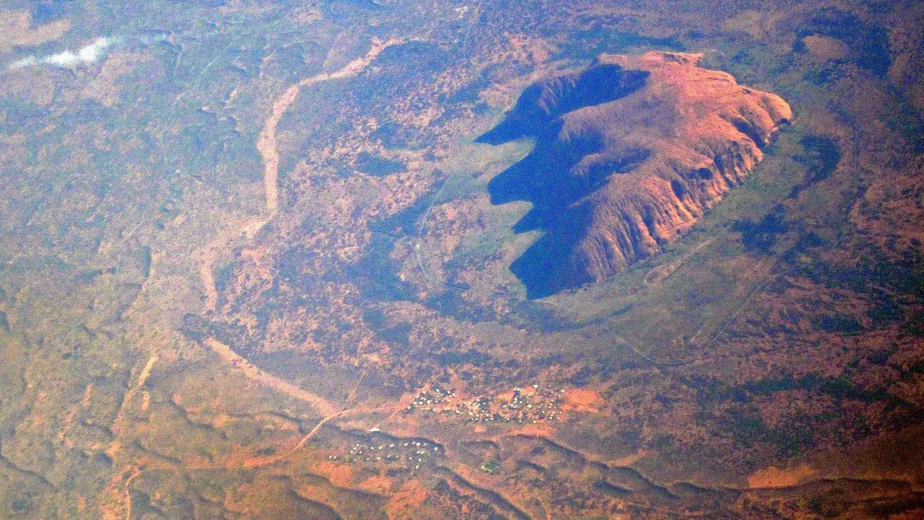 File photo: The Indigenous Australian community of Mutitjulu can be seen on the eastern side of Uluru, also known as Ayers Rock, in this aerial photo taken in the Northern Territory, Australia, June 14, 2016. (REUTERS/David Gray)