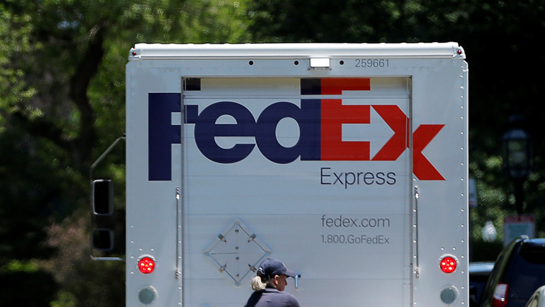A Fedex driver delivers packages in Boston, Massachusetts, U.S. June 15, 2016. REUTERS/Brian Snyder - RTX2GFDA