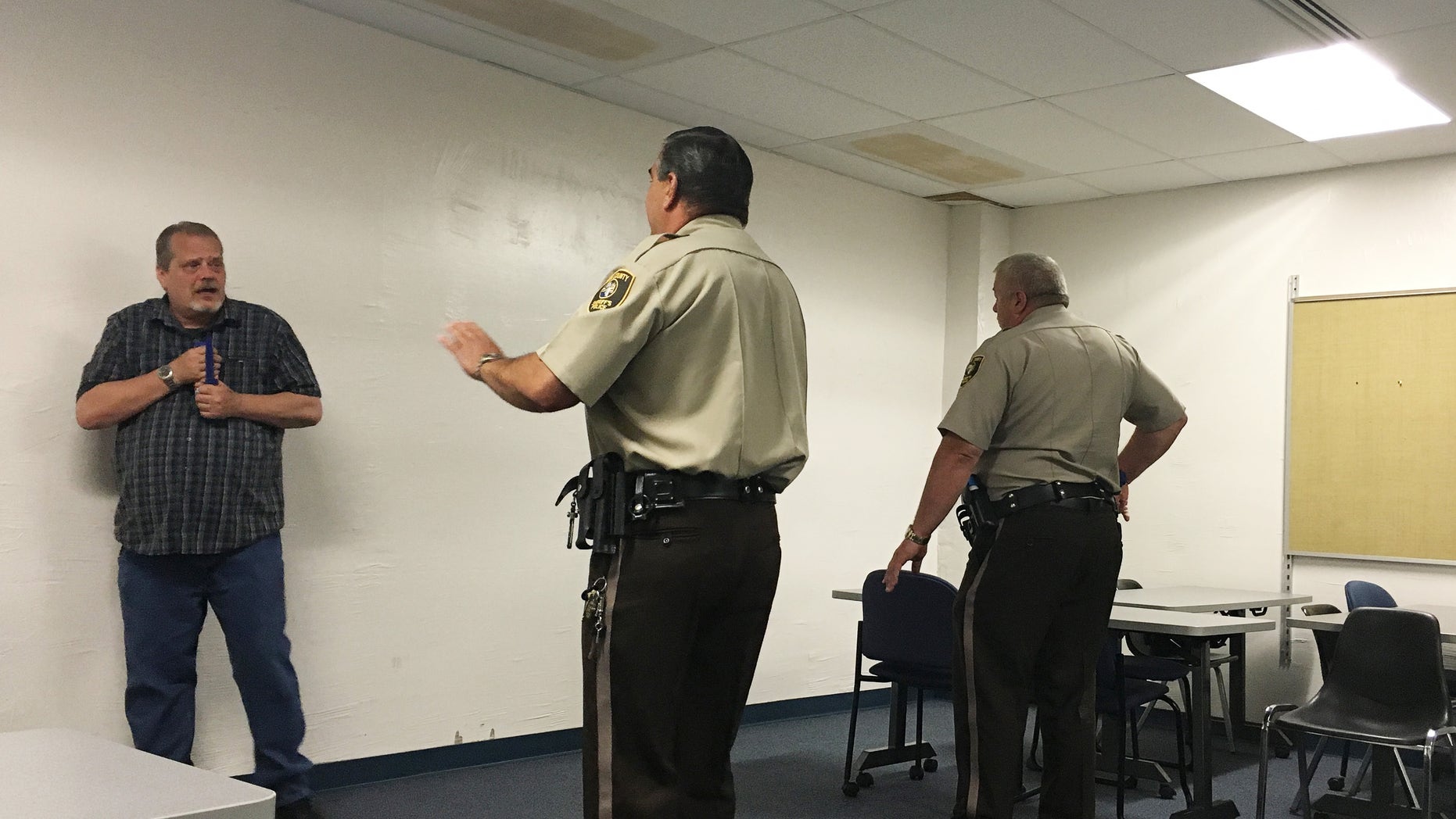 Bob Maas (L), a Crisis Intervention Training Instructor and 16-year Cook County Sheriff's deputy, acts as a schizophrenia customer during a training at Triton College in River Grove, Illinois, U.S. June 23, 2016 as deputies learn how to interact with the mentally ill. Picture taken June 23, 2016. REUTERS/Justin Madden