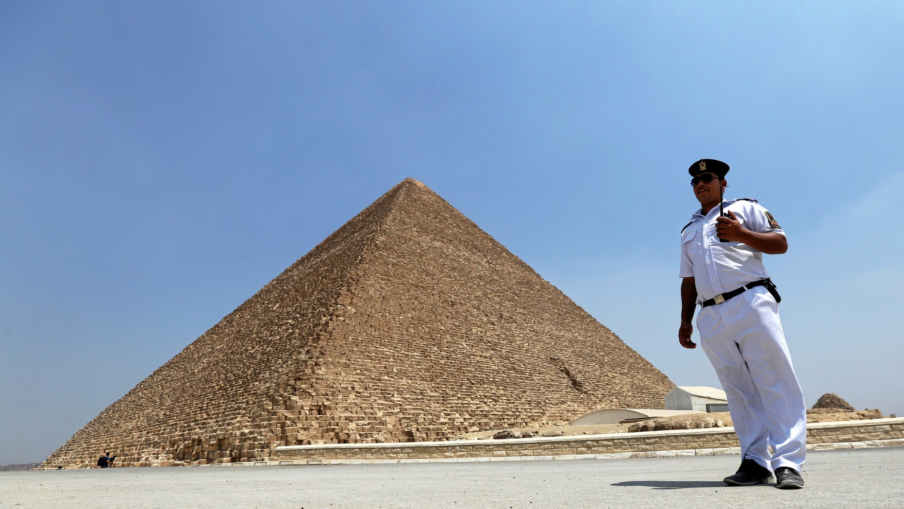 A policeman stands guard in front of the Pyramid of Khufu, the largest of the Great Pyramids of Giza, on the outskirts of Cairo, Egypt, August 31, 2016. (REUTERS/Mohamed Abd El Ghany)