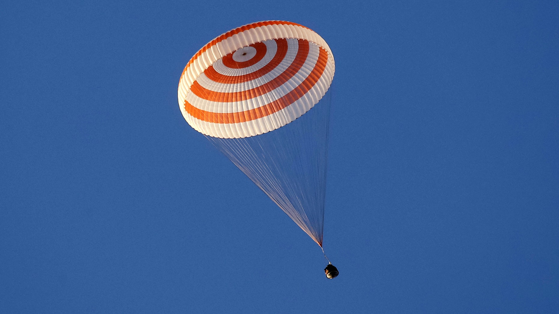 File photo: The Soyuz spacecraft capsule carrying ISS crew descends in Kazakhstan, September 7, 2016. (REUTERS/Maxim Shipenkov/Pool)