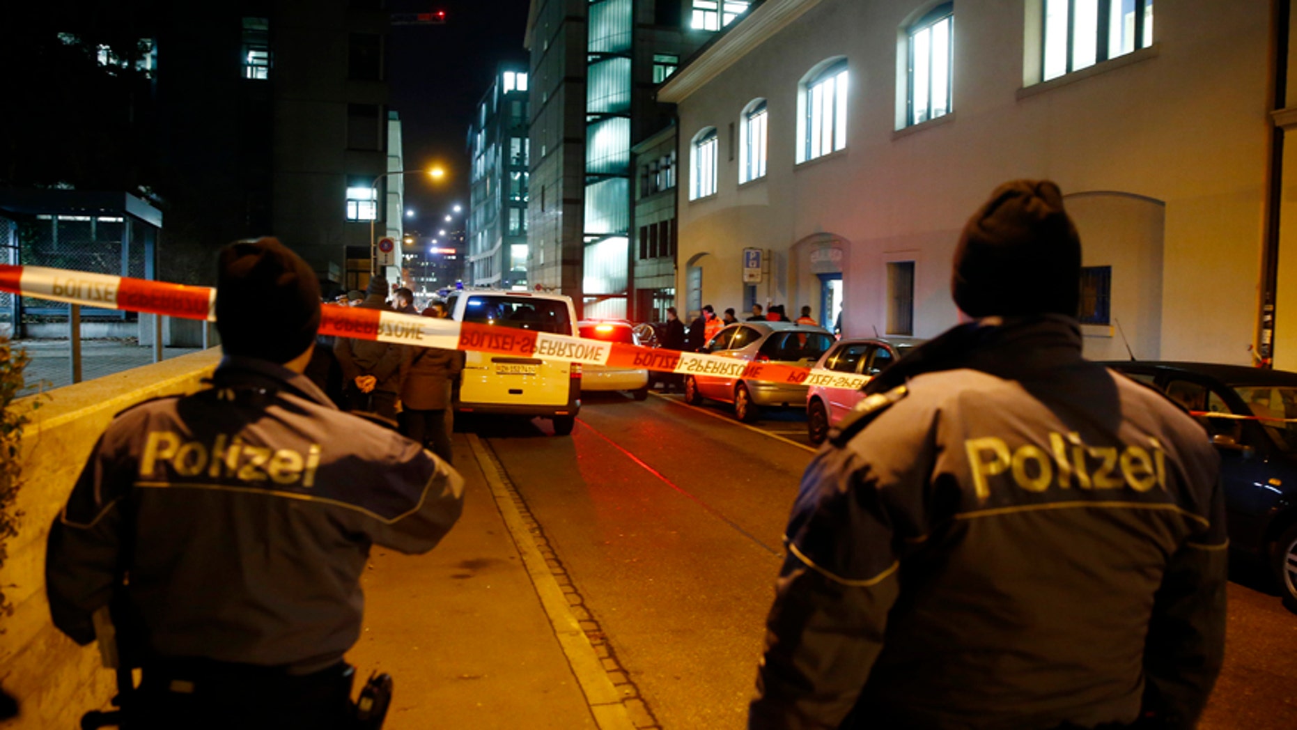 Police stand outside an Islamic center in central Zurich, Switzerland December 19, 2016. REUTERS/Arnd Wiegmann - RTX2VPK4