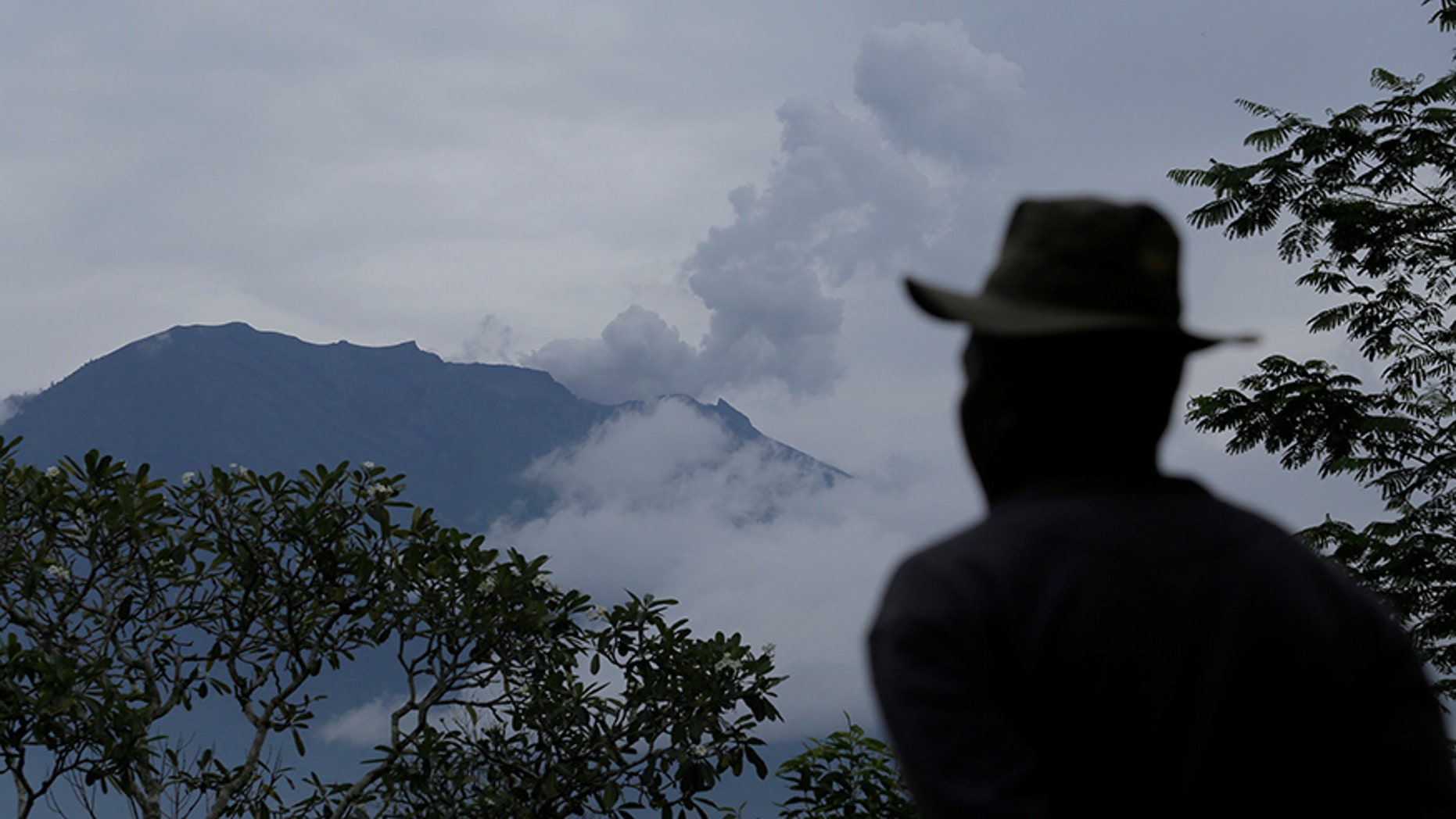 A villager looks at Mount Agung following a phreatic eruption in Rendang Village, Karangasem, Bali, Indonesia November 22, 2017. REUTERS/Johannes P. Christo - RC1EAAA81560