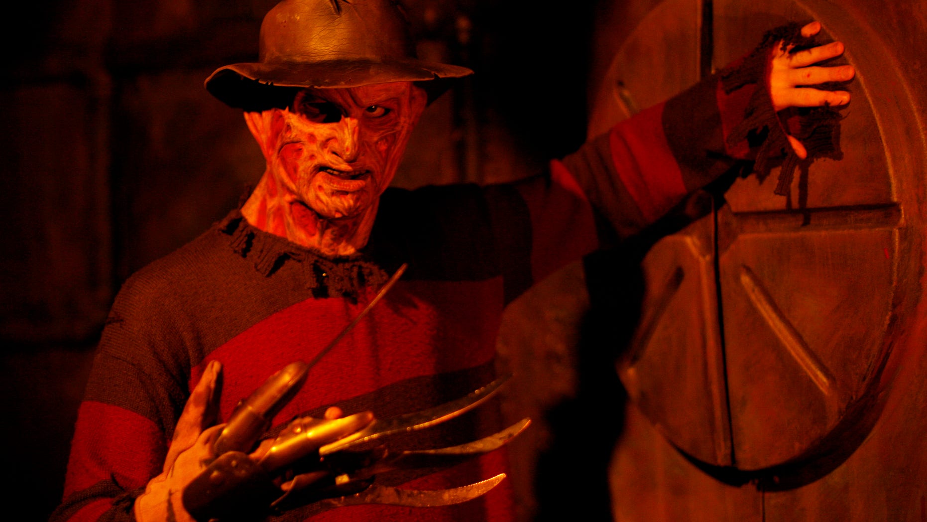 A man dressed as Freddie Krueger stands inside the Blood Manor in New York October 30, 2008. Blood Manor is a haunted attraction that is comprised of 5,000 square feet of themed corridors and passageways. REUTERS/Shannon Stapleton (UNITED STATES) - RTXA3EL