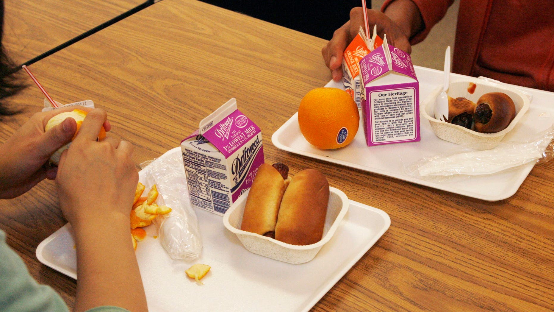 Students have a nutrition break mid-morning consisting of milk, juice, an orange and either mini sausage roll or Vegetarian Italian bagel at Belmont High School in Los Angeles, California May 18, 2009. Los Angeles Unified School District is an anti-junk-food pioneer, but the obstacles it faces show how difficult it is to change habits shaped by decades of unhealthy eating promoted by the mammoth fast-food industry. Picture taken May 18, 2009. To match feature HEALTHCARE-LUNCHES/ REUTERS/Fred Prouser (UNITED STATES EDUCATION HEALTH) - RTXOC0S