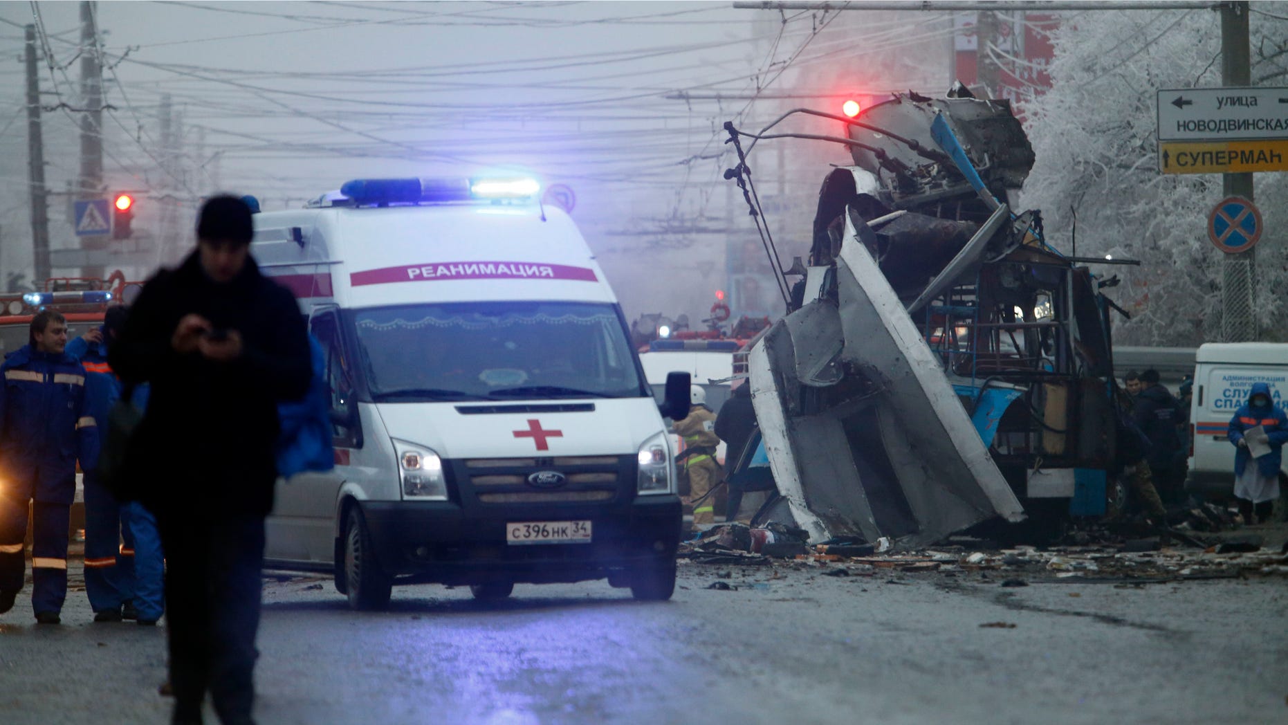 En esta fotografía de archivo del lunes 30 de diciembre de 2013, una ambulancia parte del sitio donde un trolebús ___al fondo__ estalló en la ciudad de Volgogrado. Una serie de homicidios no explicados en el sur de Rusia relacionados con trampas explosivas han aumentado la preocupación por la seguridad antes de los Juegos Olímpicos de invierno en Sochi, El miércoles 8 de enero de 2014 cuatro hombres fueron asesinados en las afueras de Pyatigorsk. (Foto AP/Denis Tyrin, archivo)