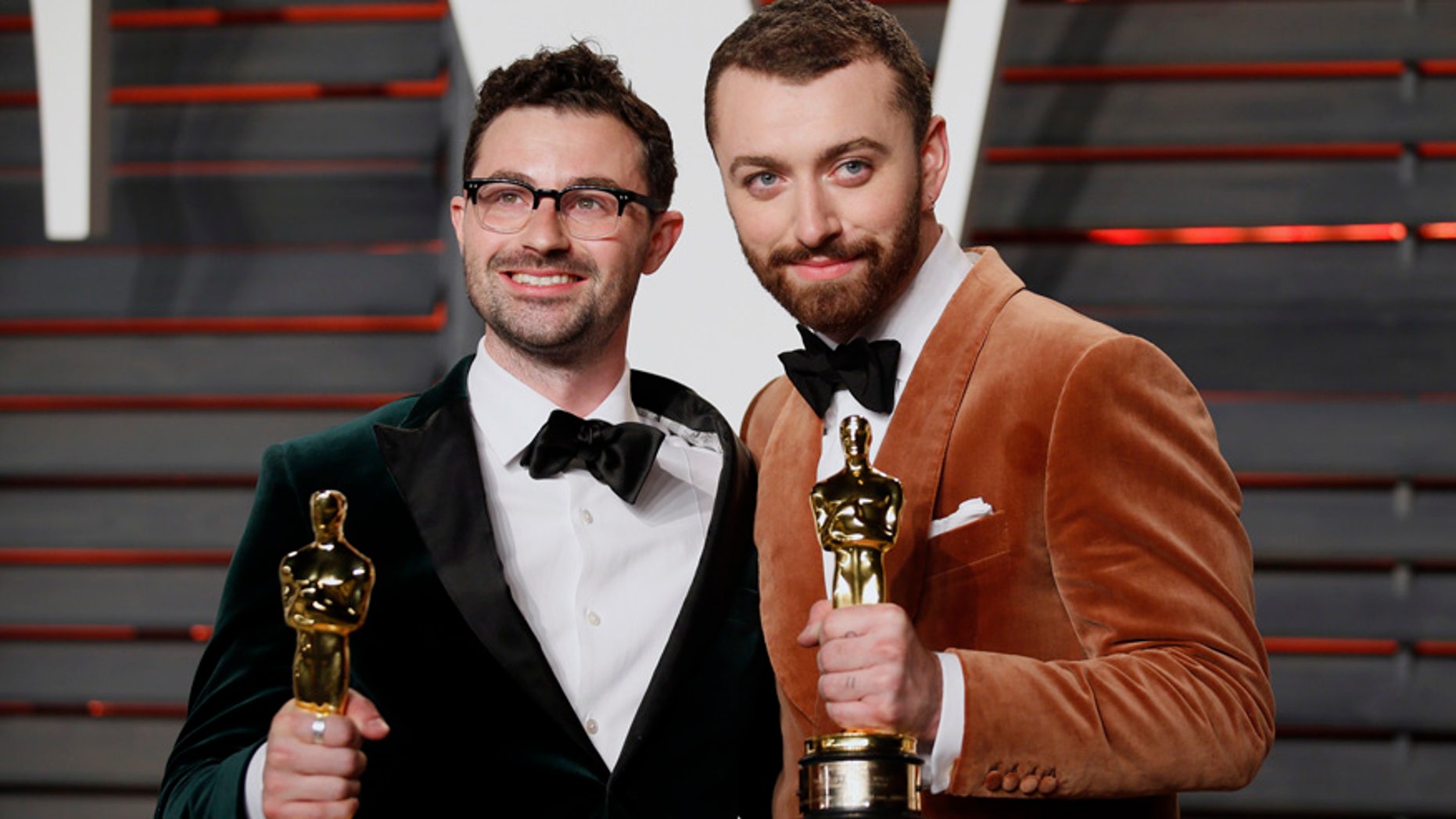 British musicians Jimmy Napes (L) and Sam Smith with their Oscars for Best Original Song for "Writing's on the Wall" from the film "Spectre", arrive at the Vanity Fair Oscar Party in Beverly Hills, California February 28, 2016. REUTERS/Danny Moloshok - RTS8IFI