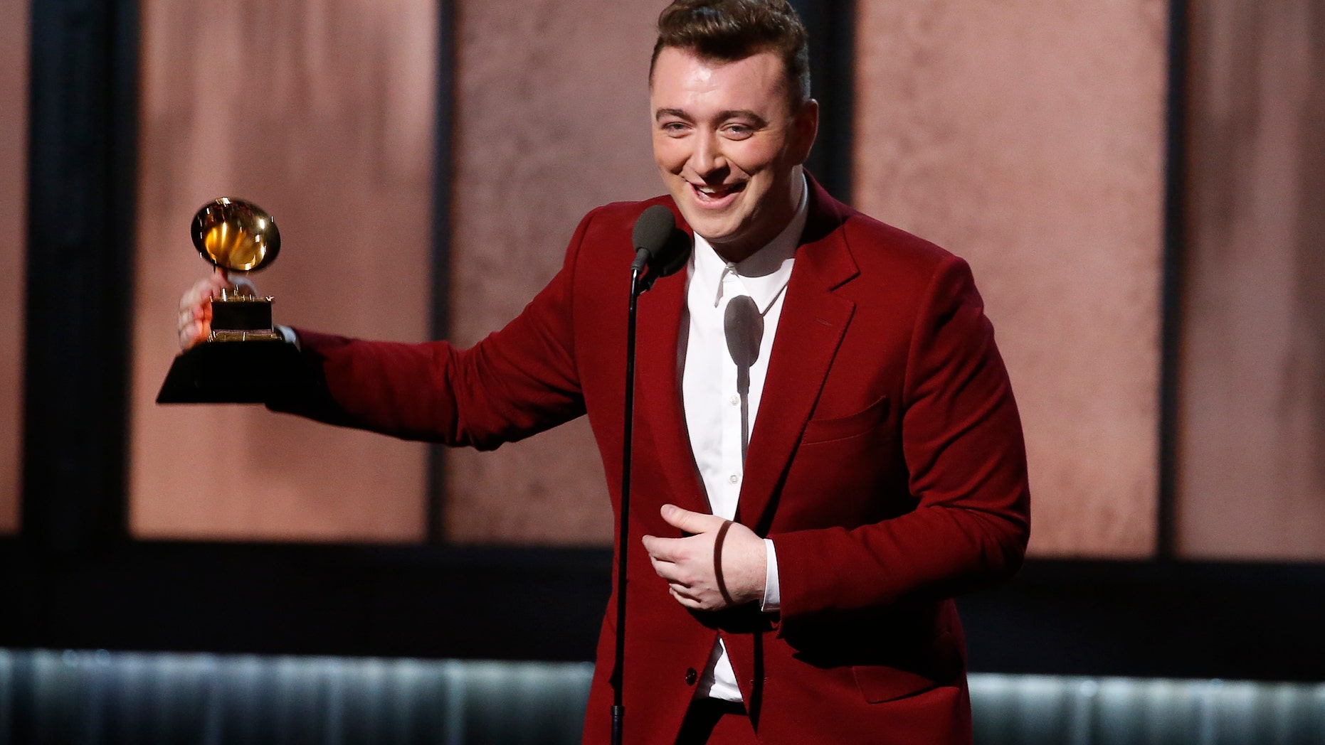 Sam Smith accepts the award for best new artist at the 57th annual Grammy Awards in Los Angeles, California February 8, 2015. REUTERS/Lucy Nicholson (UNITED STATES - Tags: ENTERTAINMENT) (GRAMMYS-SHOW) - RTR4OQTJ