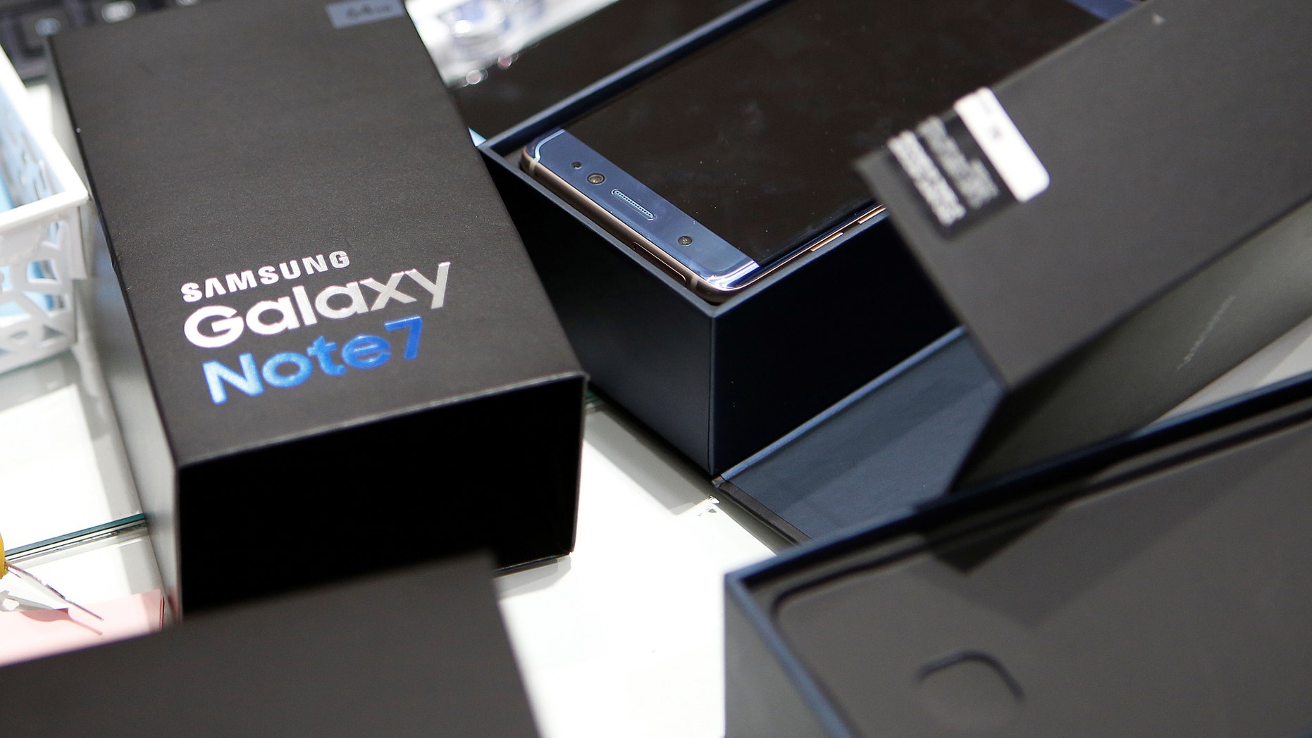 File photo - An exchanged Samsung Electronics' Galaxy Note 7 is seen at company's headquarters in Seoul, South Korea, Oct. 13, 2016. (REUTERS/Kim Hong-Ji)