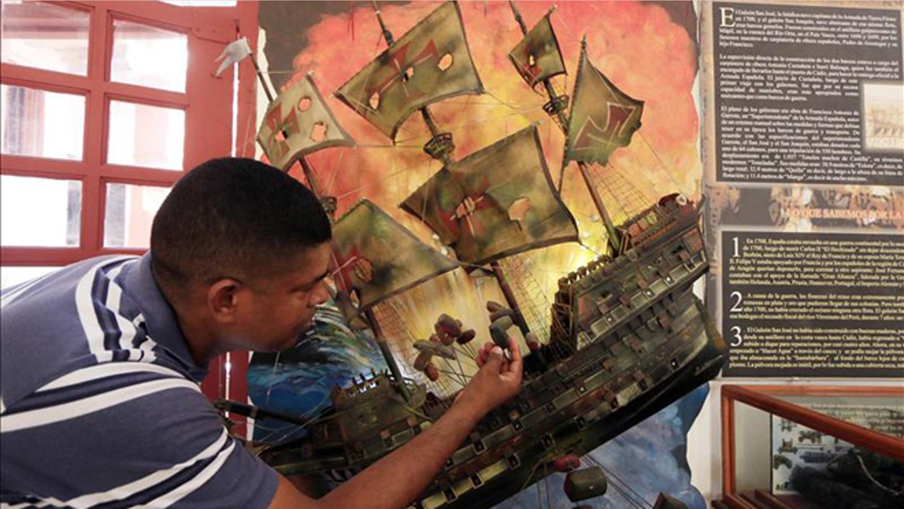 A tourist views a replica of the Spanish galleon San Jose, of which the original was found shipwrecked in Colombian waters last Nov. 27 and whose ownership is to be discussed through diplomatic channels by the foreign ministers of Spain and Colombia. (Photo: EFE/File)
