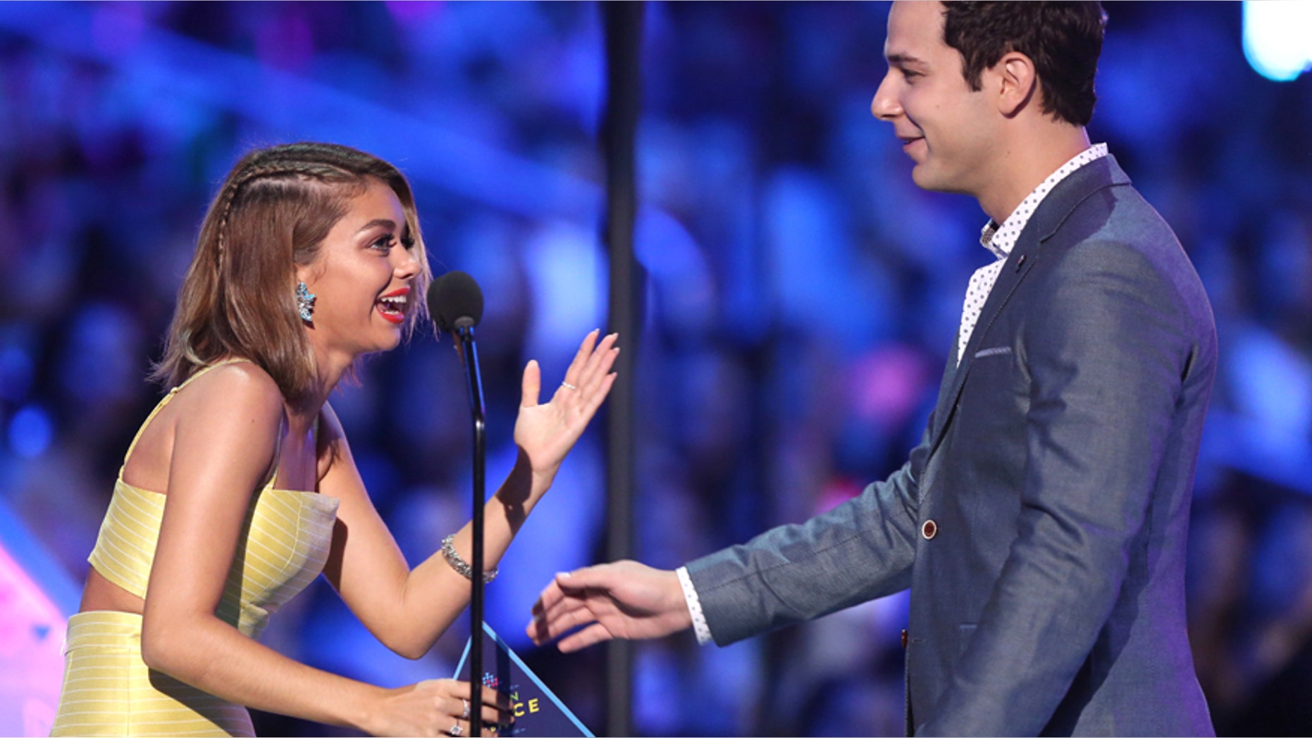 Sarah Hyland, left, and Skylar Astin present the award for choice comedian at the Teen Choice Awards at the Galen Center on Sunday, Aug. 16, 2015, in Los Angeles. (Photo by Matt Sayles/Invision/AP)