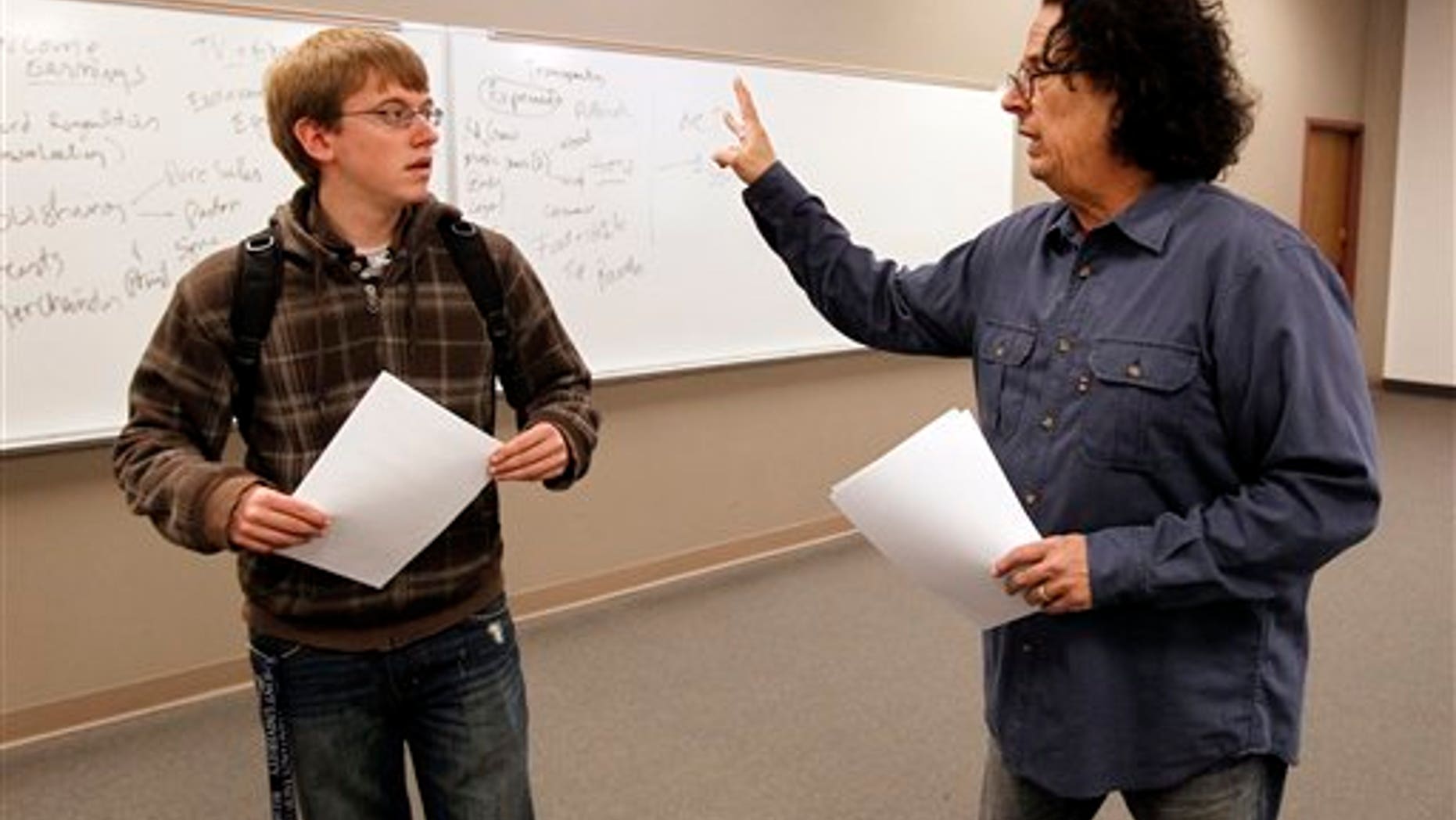 The Turtles' founder Mark Volman talks with a student at Belmont University. (AP)
