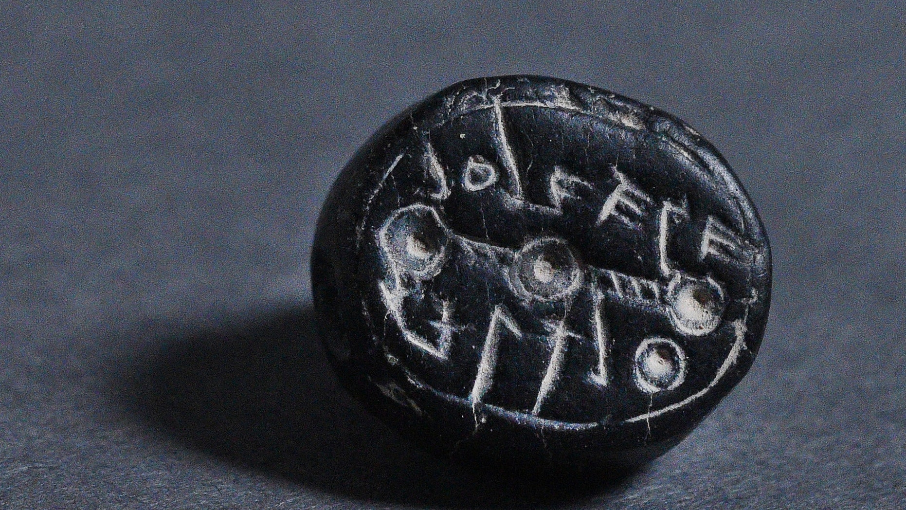 A seal bearing the inscription: “to Elihana bat Gael”. (Photo credit: Clara Amit, courtesy of the Israel Antiquities Authority)