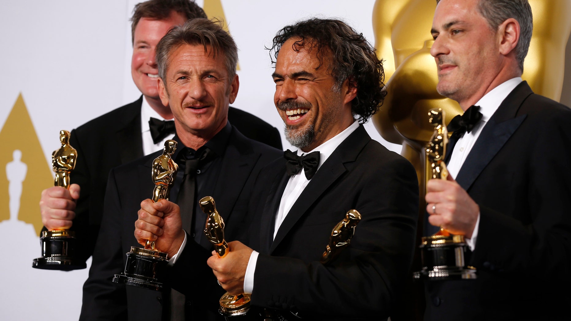 "Birdman" producer James W. Skotchdopole (L-R), Best Picture presenter Sean Penn, Director Alejandro Inarritu and producer John Lesher pose with the Oscars for Best Director, Best Original Screenplay and Best Picture at the 87th Academy Awards in Hollywood, California February 22, 2015. REUTERS/Lucy Nicholson (UNITED STATES - Tags: ENTERTAINMENT) (OSCARS-BACKSTAGE) - RTR4QPMB