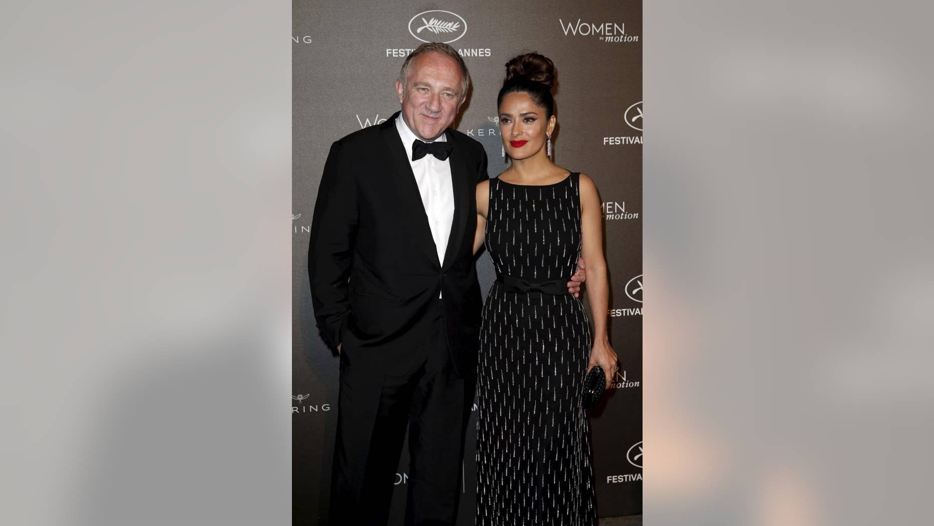 French billionaire François-Henri Pinault, who is married to Salma Hayek, pledged $ 113 million for reconstruction efforts following a fire that ruled in the Notre Dame Cathedral in Paris, causing major cushions and collapses in the structure's main spire.