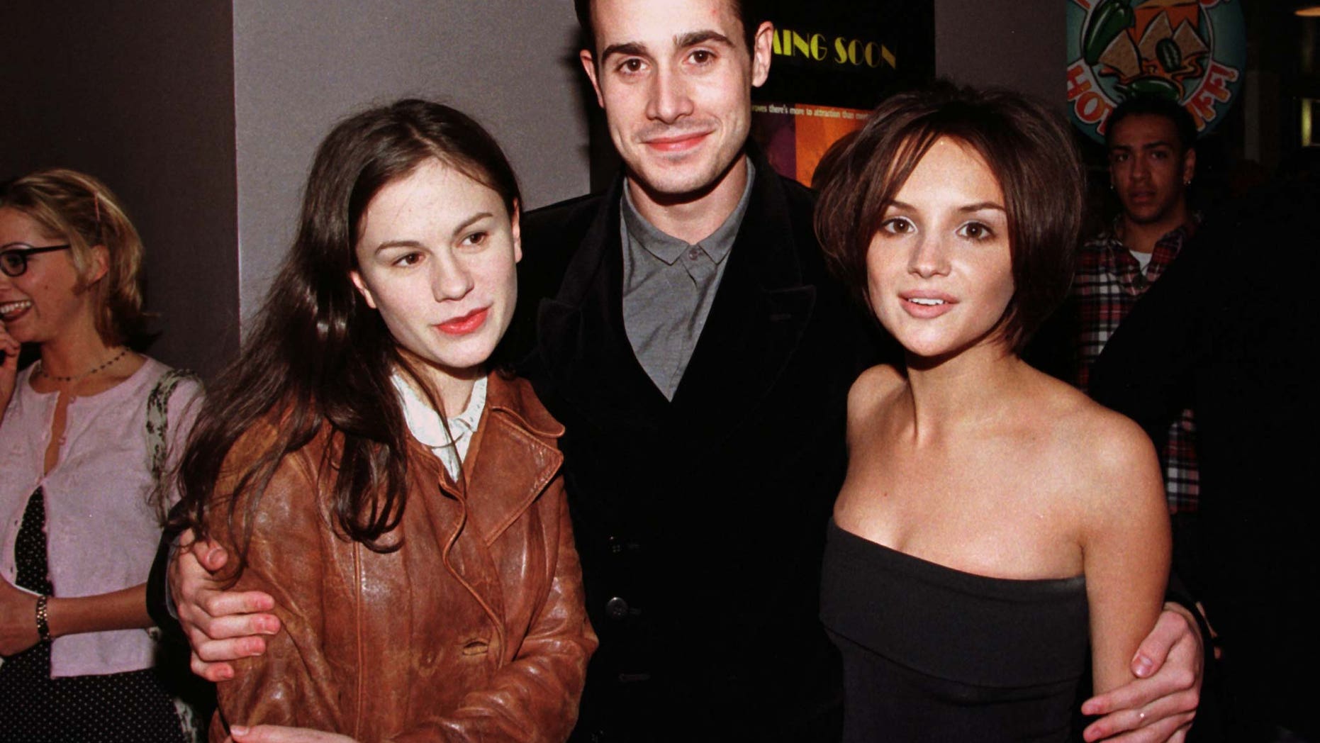 Three of the stars of the "She's All That" Anna Paquin (L) Freddie Prinze, Jr. and Rachel Leigh Cook (R), pose together at the film's premiere January 19, 1999 in Los Angeles.