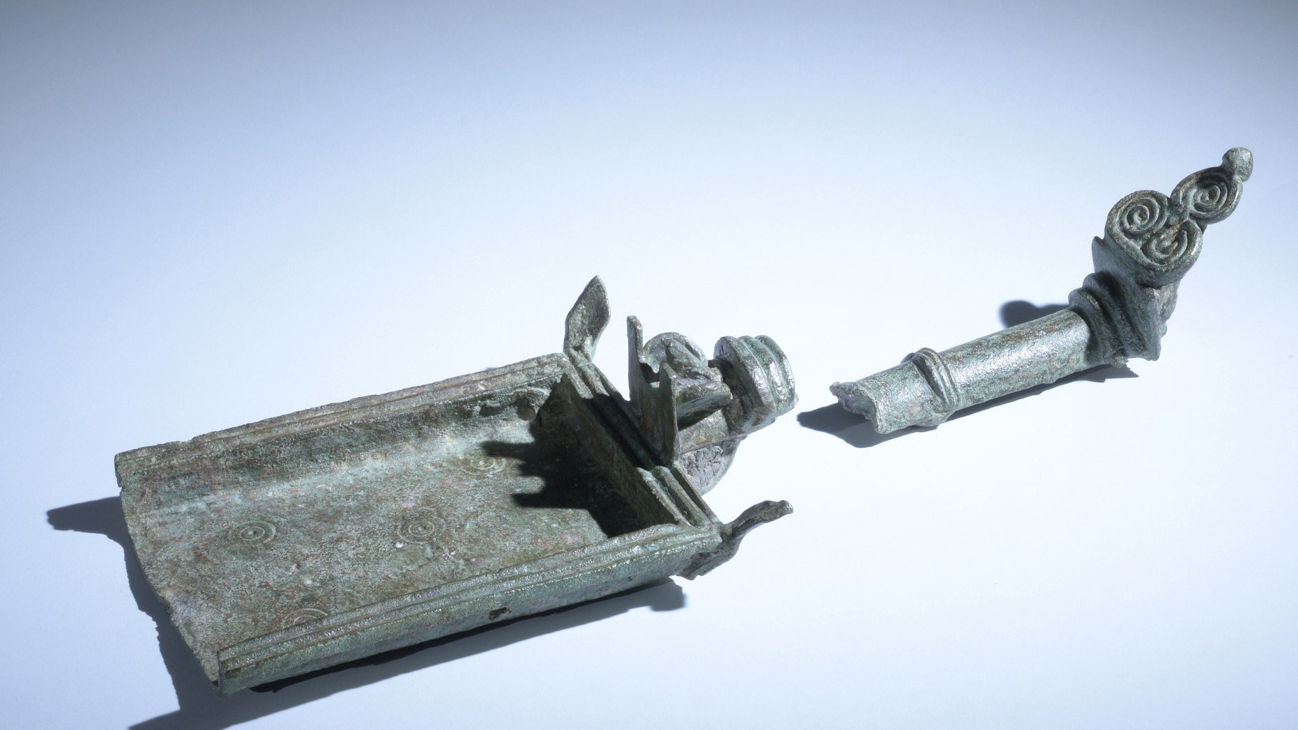 The incense shovel after being cleaned (Clara Amit/Israel Antiquities Authority).