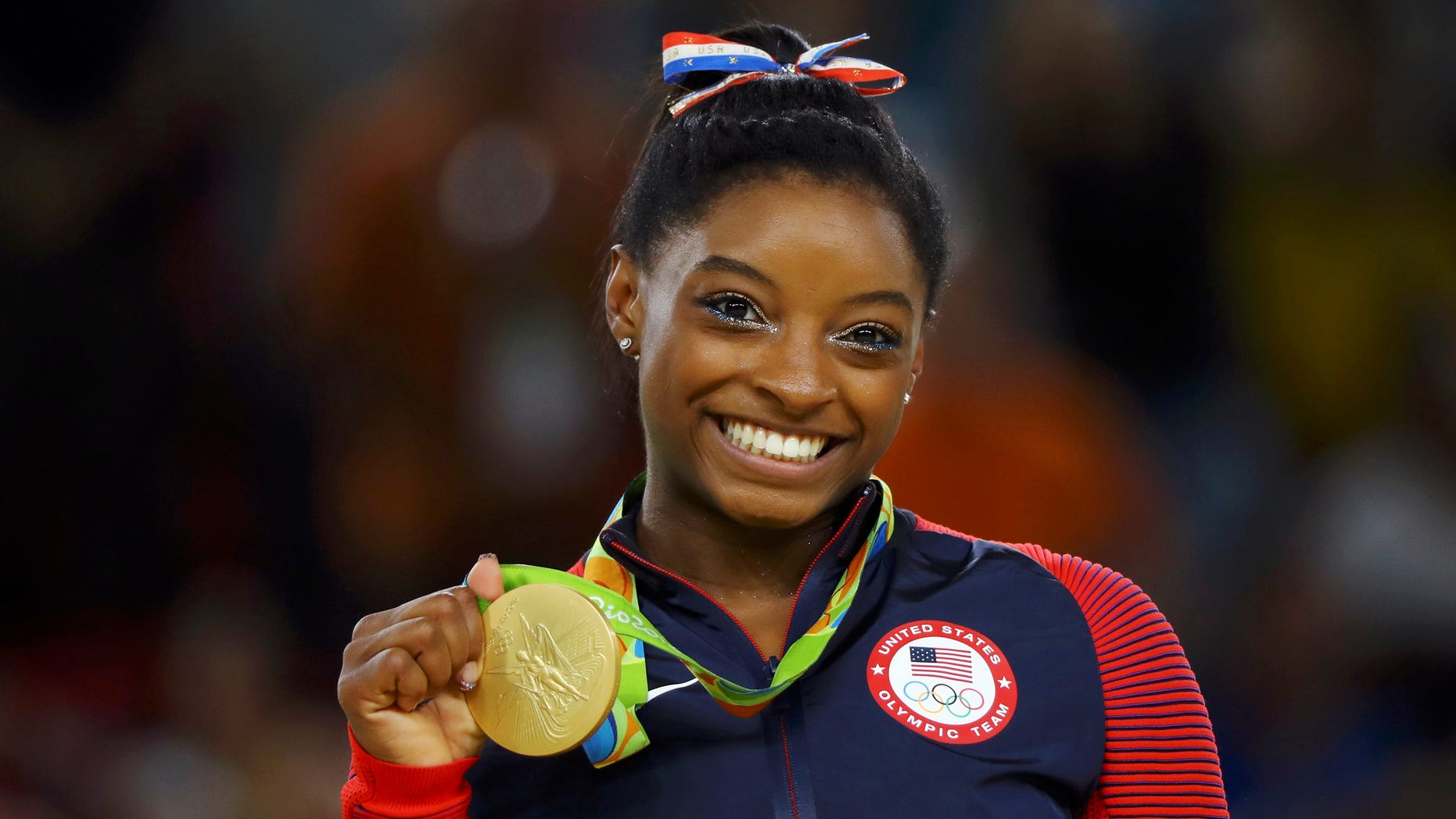 2016 Rio Olympics - Artistic Gymnastics - Victory Ceremony - Women's Floor Victory Ceremony - Rio Olympic Arena - Rio de Janeiro, Brazil - 16/08/2016. Simone Biles (USA) of USA poses with her gold medal on the podium. REUTERS/Mike Blake TPX IMAGES OF THE DAY. FOR EDITORIAL USE ONLY. NOT FOR SALE FOR MARKETING OR ADVERTISING CAMPAIGNS. - RTX2LAWA