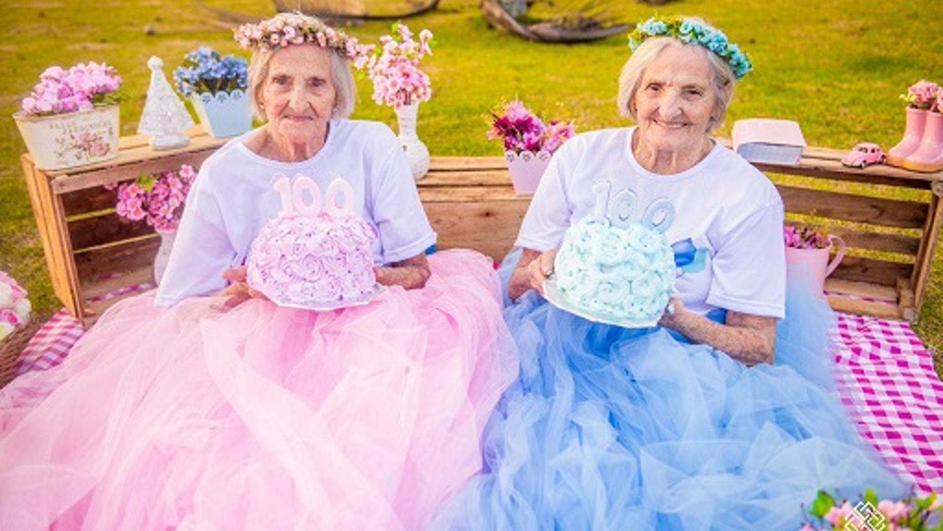Twins Maria Pignaton Pontin and Paulina Pignaton Pandolfi will turn 100 years on May 20, 2017. The twins commemorated their milestone birthday with a photoshoot.