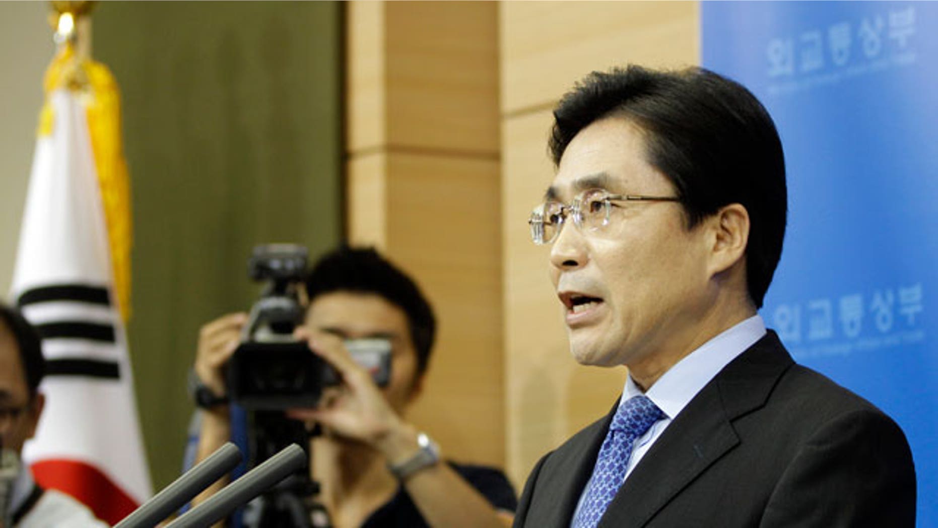 South Korean Foreign Ministry spokesman Kim Young-sun announces the country's sanctions against Iran at Foreign Ministry in Seoul, South Korea, Wednesday, Sept. 8, 2010. South Korea said Wednesday it will ban unauthorized financial dealings with Iran as part of sanctions to join the U.S-led campaign to tighten restrictions against Tehran over its disputed nuclear enrichment program. Seoul blacklisted 102 entities, which include the Iranian Revolutionary Guard Corps and the Islamic Republic of Iran Shipping Lines, and 24 individuals for the sanctions, Kim said.