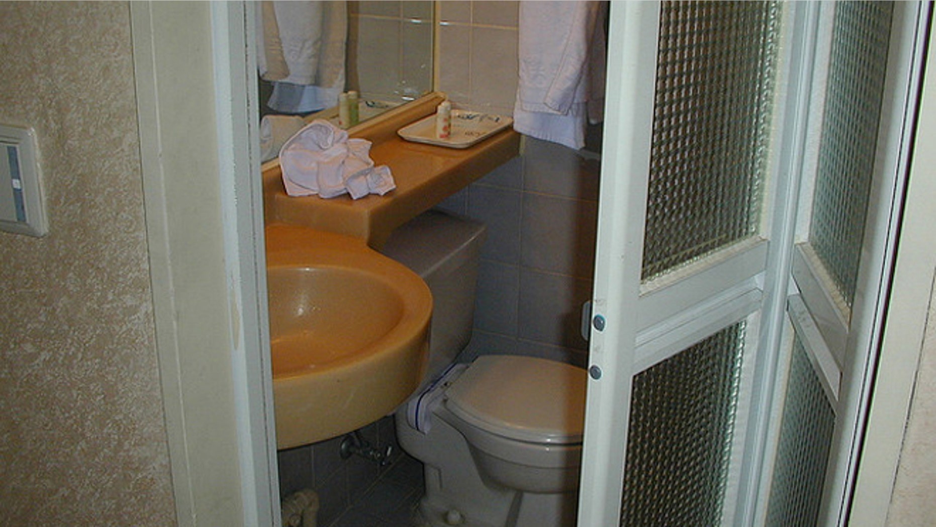 One of the main issues of city living is often the lack of space, especially in the itsy bitsy bathrooms.