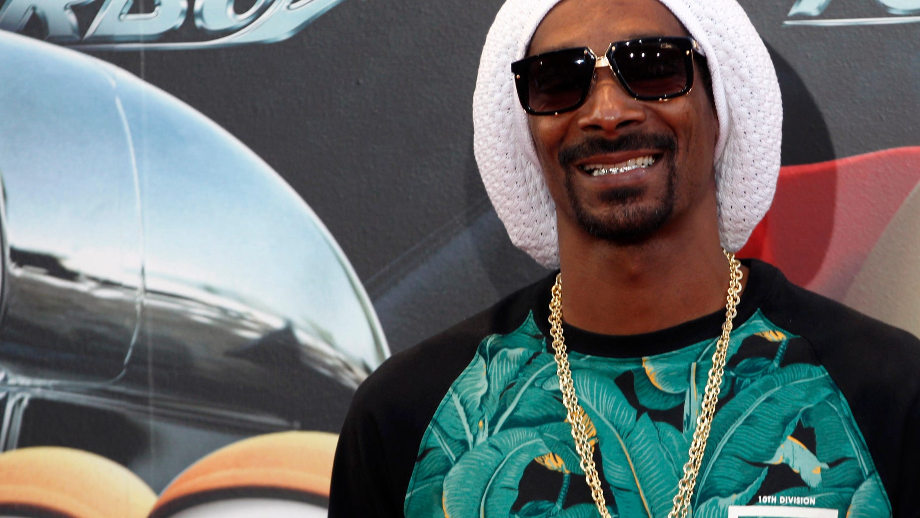 Voice cast actor Snoop Dogg, also known as Snoop Lion, poses during the world premiere photocall of his animated movie "Turbo" in Barcelona June 25, 2013. REUTERS/Gustau Nacarino (SPAIN - Tags: ENTERTAINMENT) - RTX110UN