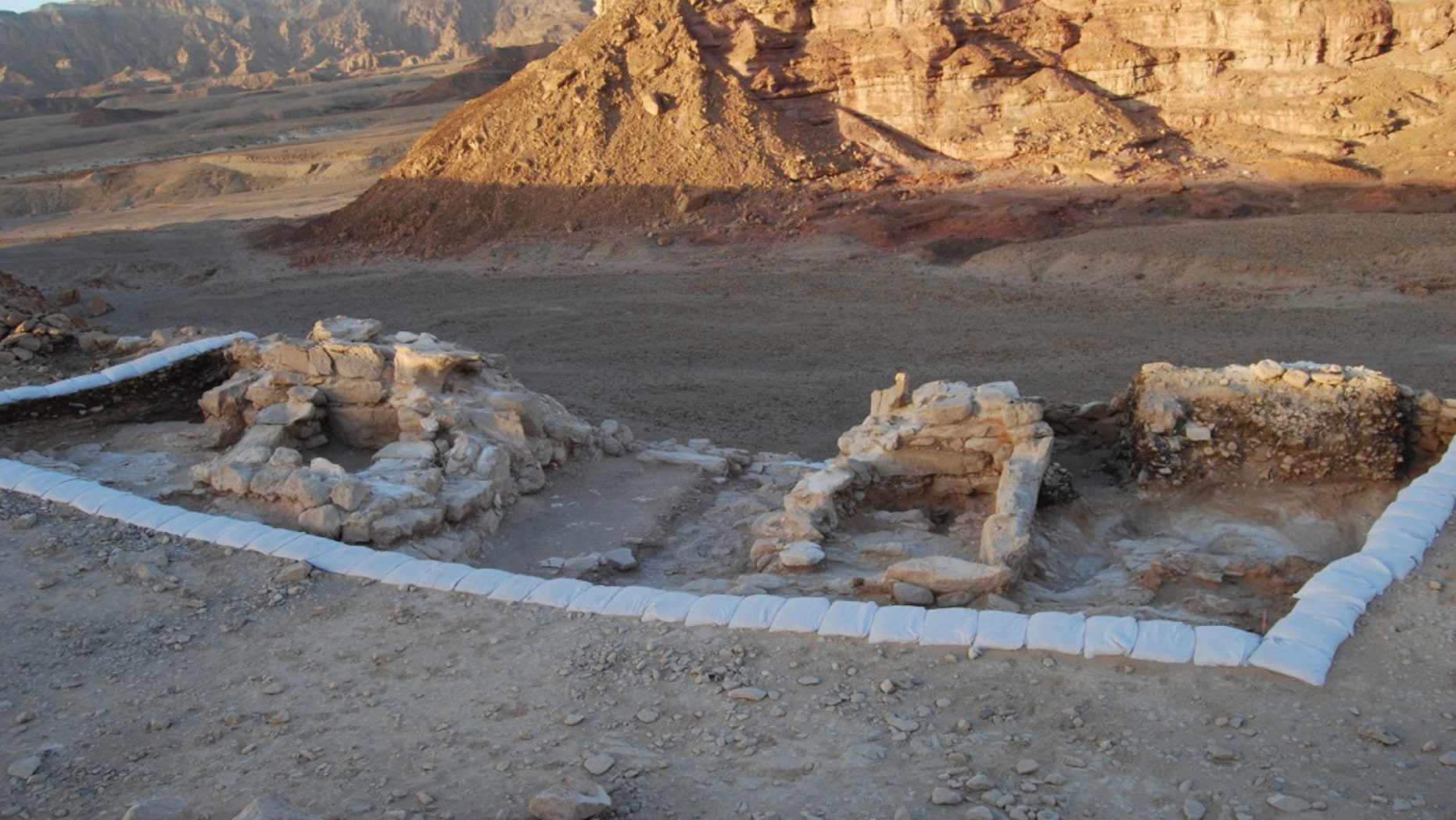The entrance complex with a two-room gatehouse flanked by animal pens and piles of dung (Erez Ben-Yosef et al).