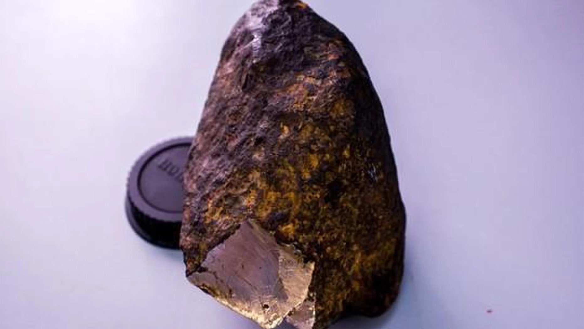 Scientists discovered a new mineral in the Uakit meteorite. Credit: webmineral.ru