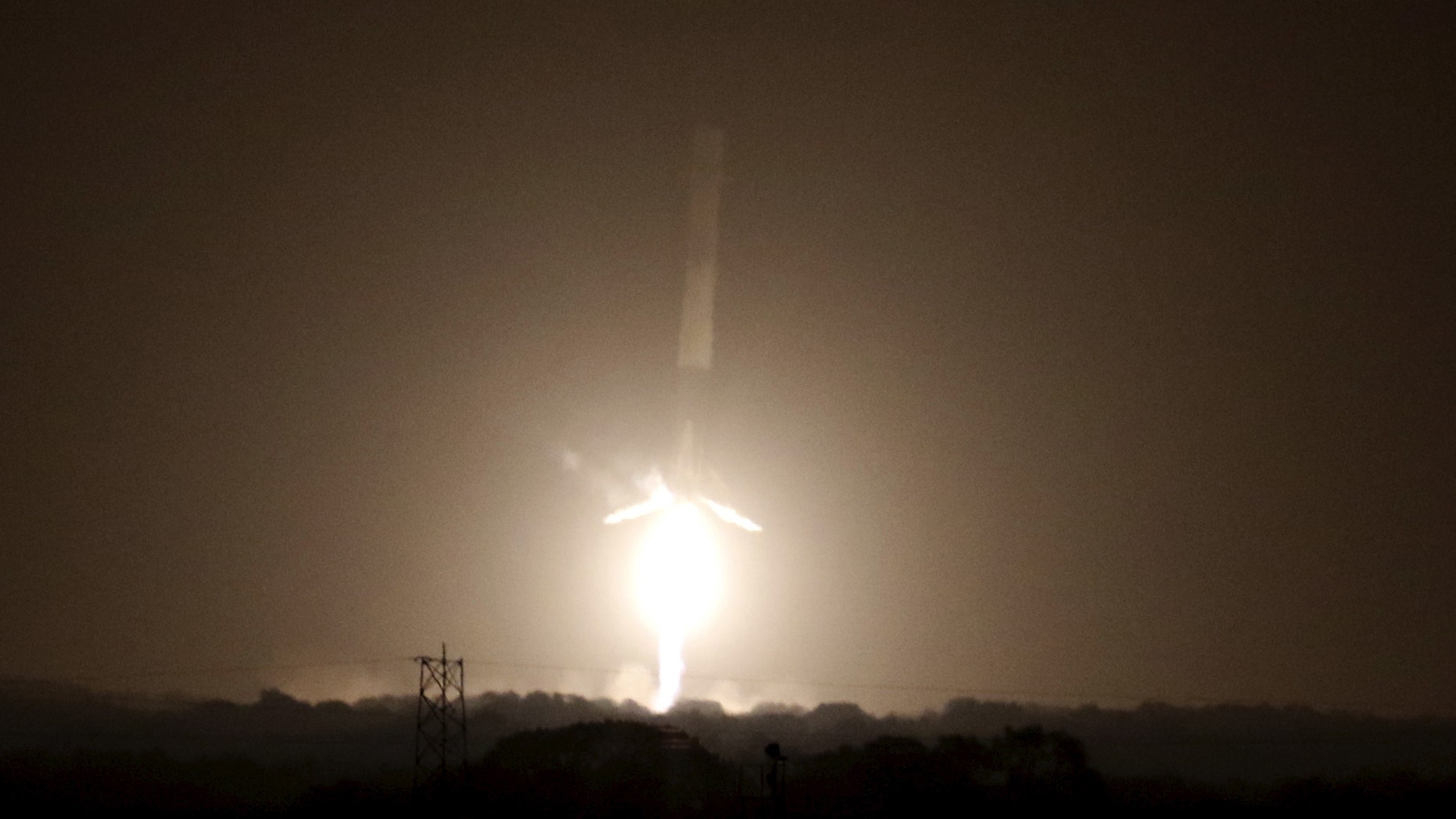 File photo - The first stage of the SpaceX Falcon 9 rocket returns to land at Cape Canaveral Air Force Station in Cape Canaveral, Florida, Dec. 21, 2015. (REUTERS/Joe Skipper)