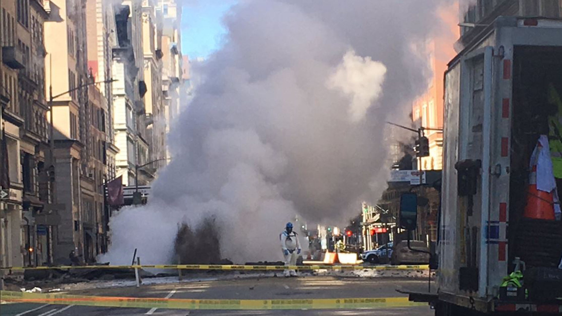 A steam pipe explosion in New York on Thursday temporarily displaced 500 people from their homes.
