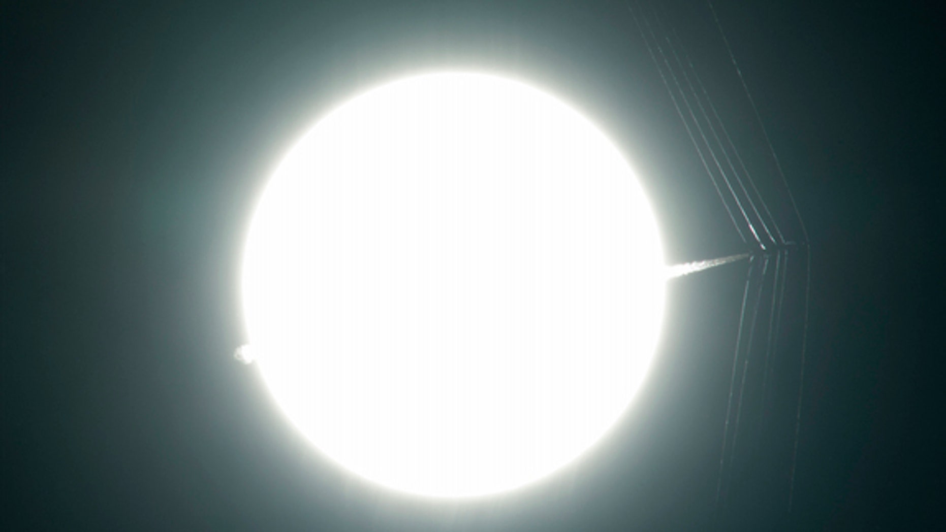 A new technique uses the texture and luminosity of the sun to reveal the details of shock waves in planes flying at faster than the speed of sound.