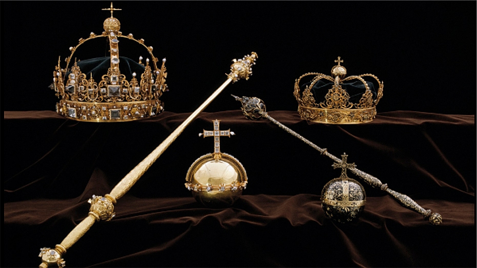 Two crowns, one belonging to King Karl IX, the other to Queen Kristina, were stolen by two thieves on Tuesday, according to police.