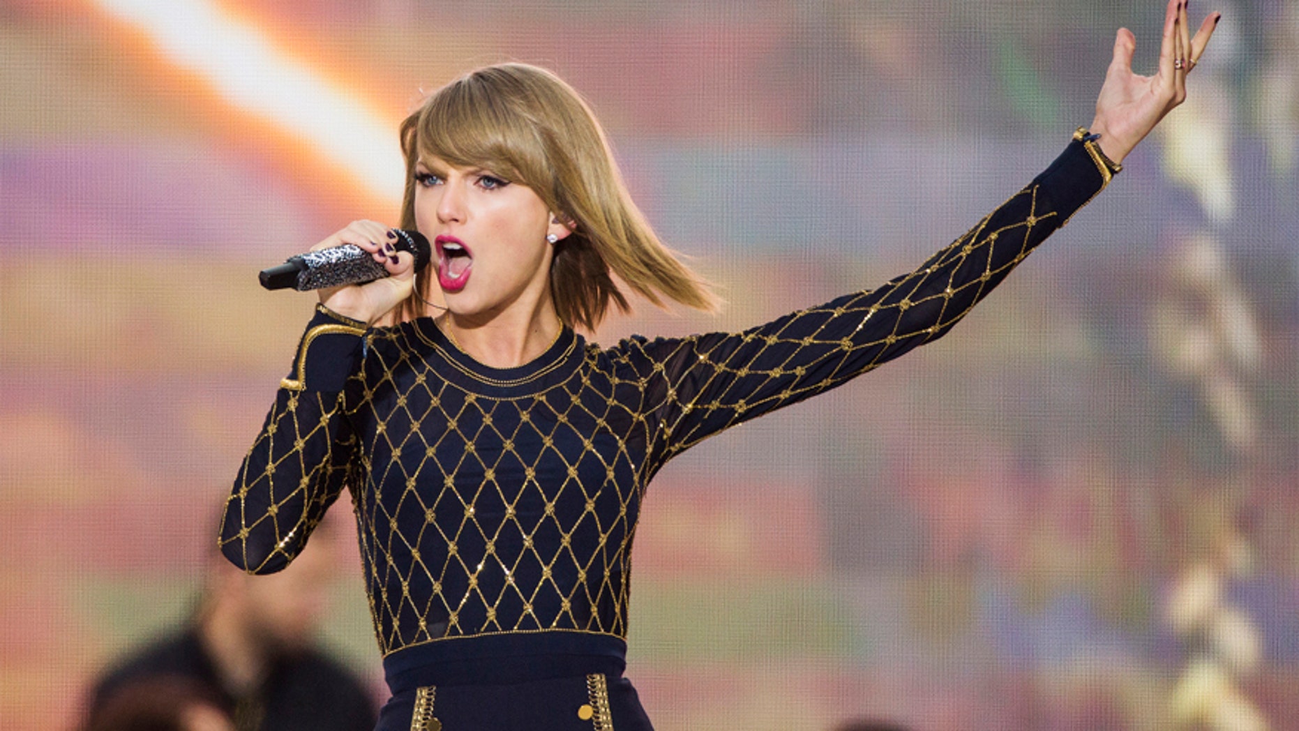 Singer Taylor Swift performs on ABC's "Good Morning America" to promote her new album "1989" in New York, October 30, 2014.