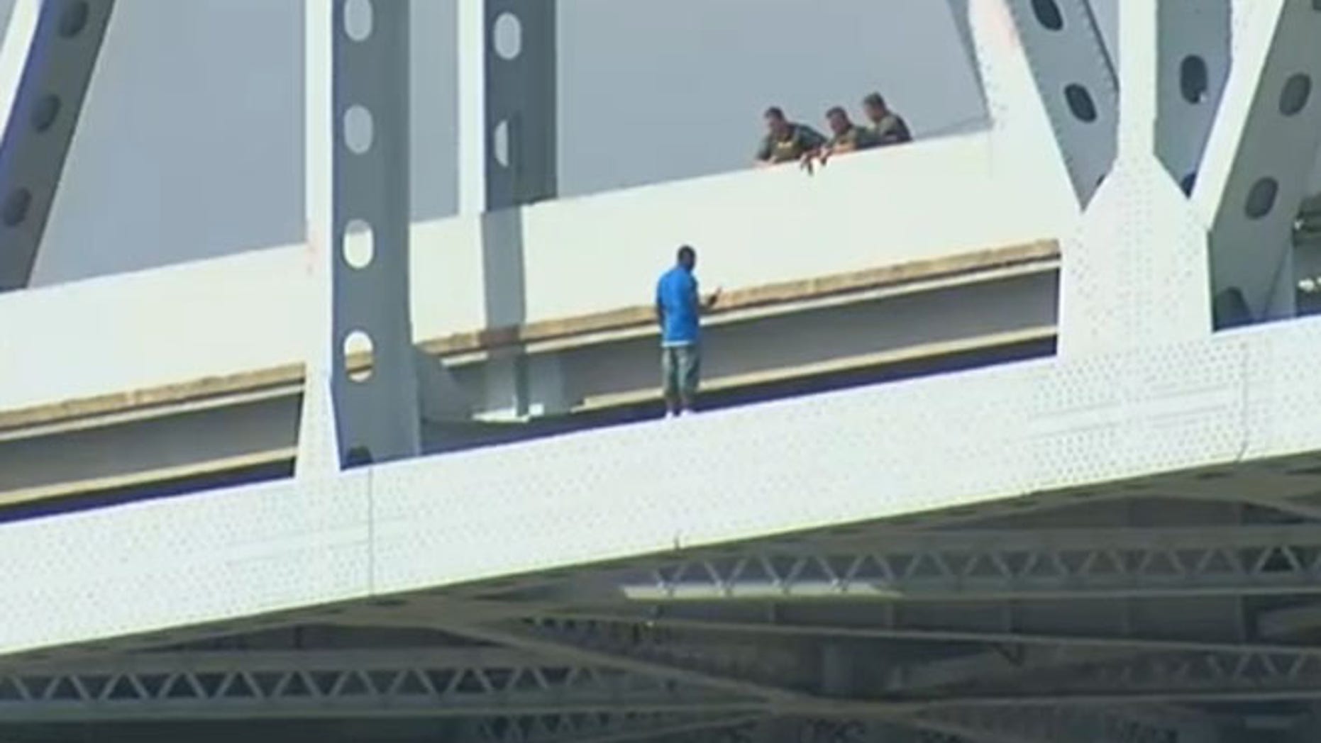 Manhunt for gunman in officer's killing leads to New Orleans bridge