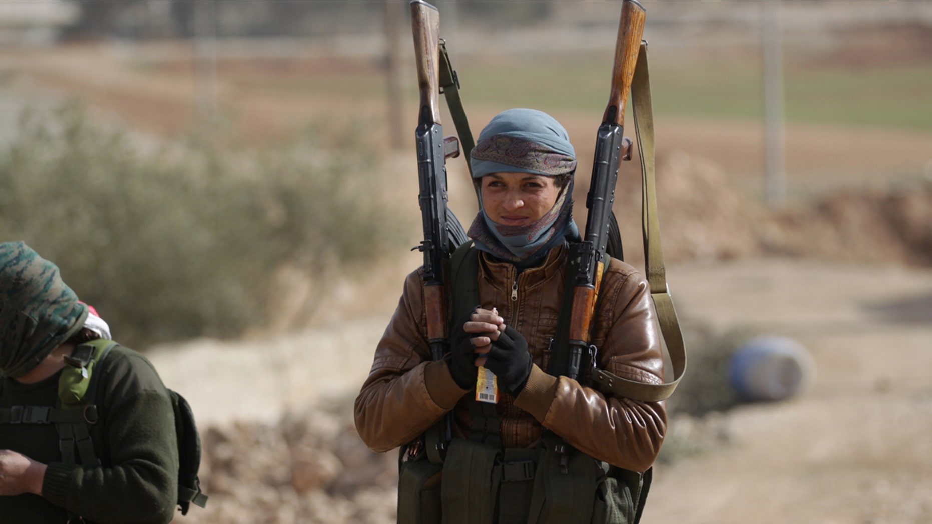 A rebel fighter carries his weapons on the outskirts of the northern Syrian town of al-Bab, Syria January 26, 2017. REUTERS/Khalil Ashawi - RTSXILL