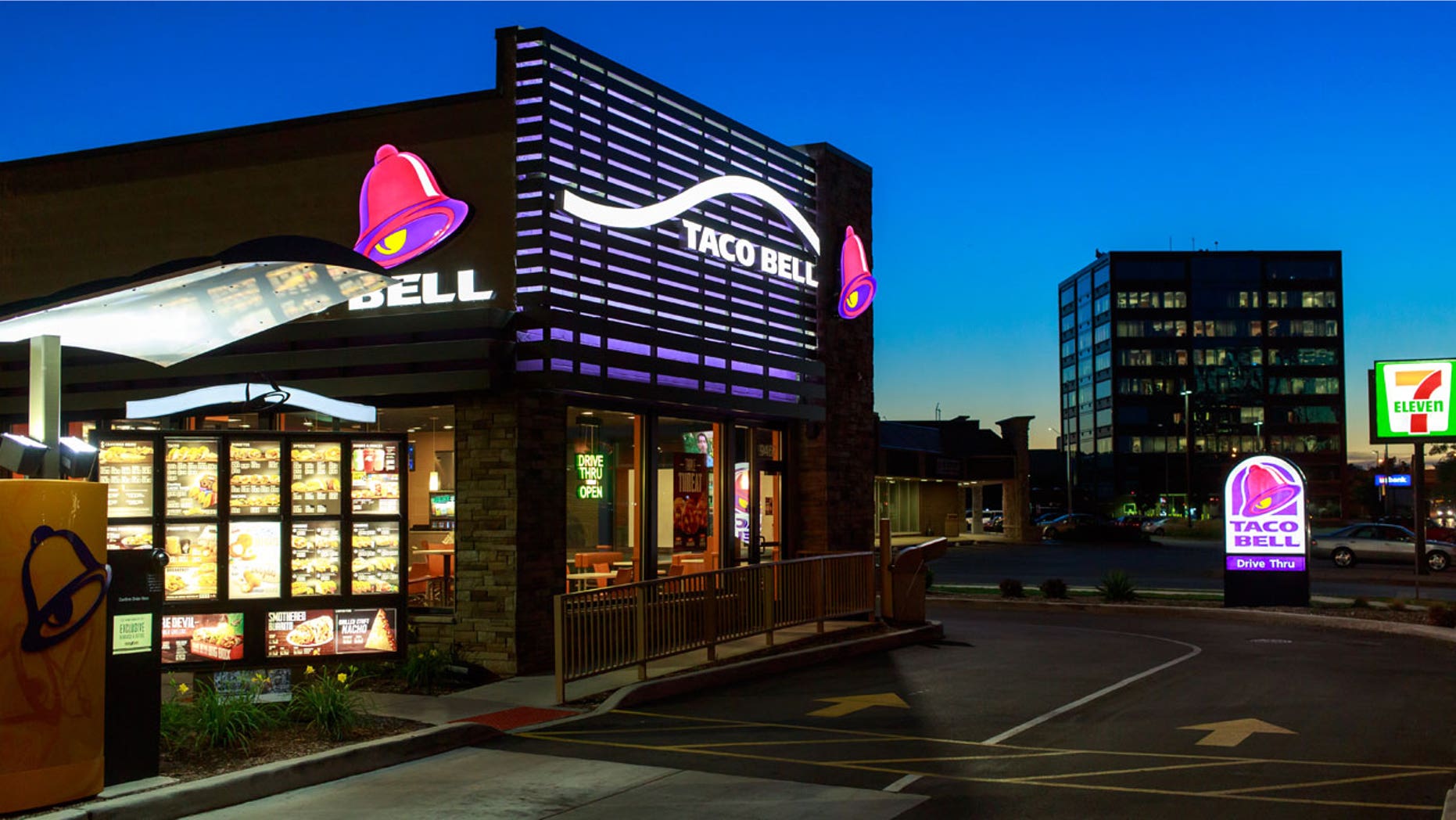 Things got crazy when a former Taco Bell employee arrived to pick up her last paycheck.