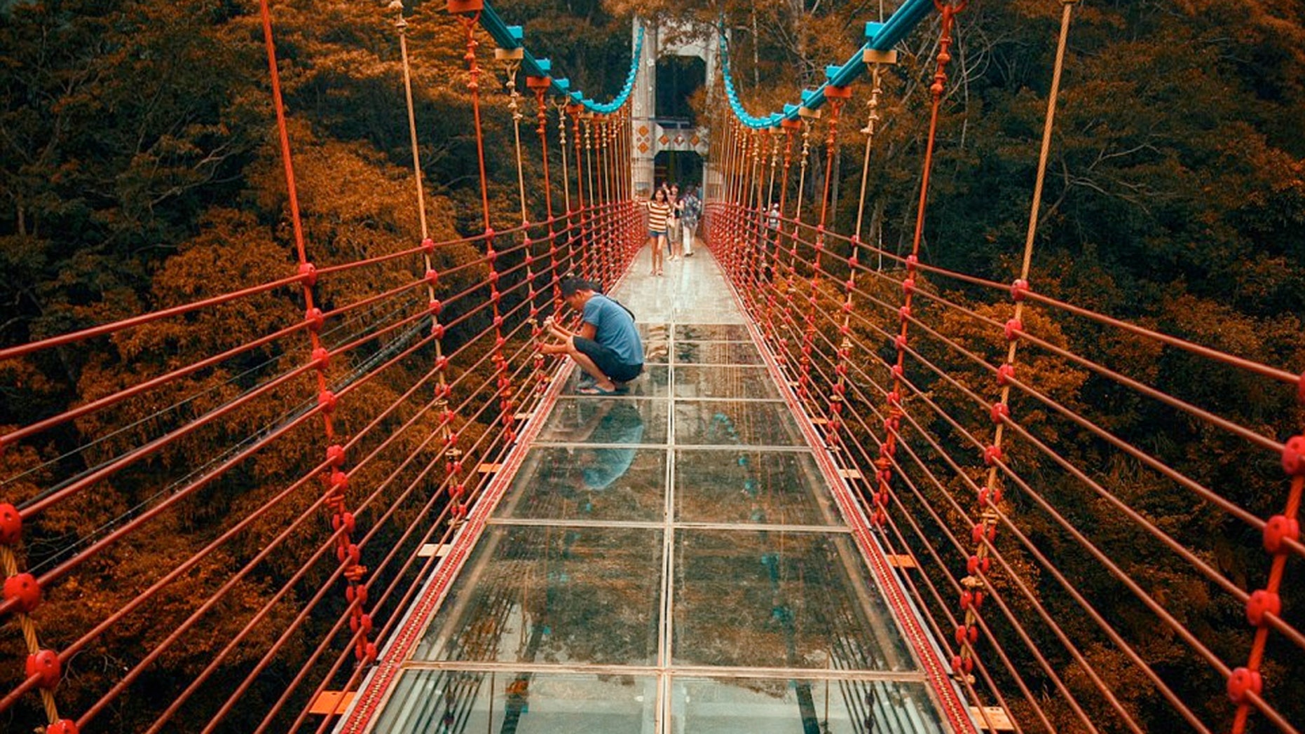 Стеклянный мост тайланд. Стеклянный мост Хуньчунь. Стеклянный мост в Китае Хуньчунь. Стеклянный мост Бэйдайхэ. Стеклянный мост Хуньчунь 2023.