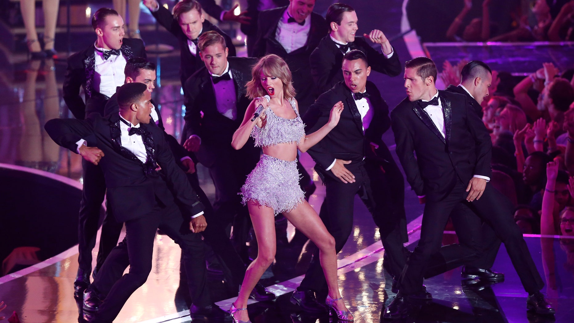 Taylor Swift performs "Shake It Off" during the 2014 MTV Video Music Awards in Inglewood, California August 24, 2014. REUTERS/Mario Anzuoni (UNITED STATES - Tags: ENTERTAINMENT TPX IMAGES OF THE DAY) (MTV-SHOW) - RTR43KDN