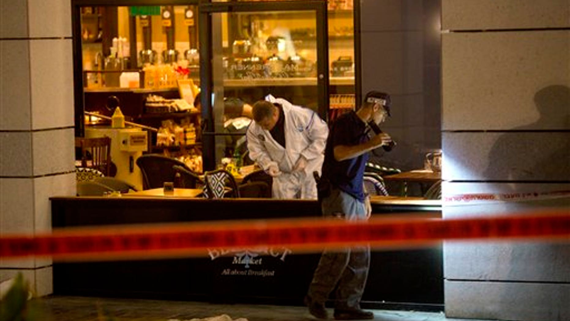 Agentes de la policía de Israel examinan la escena de una balacera en Tel Aviv, Israel, el 8 de junio de 2016. Dos pistoleros palestinos abrieron fuego en el centro de Tel Aviv el miércoles por la noche, matando a tres personas e hiriendo a al menos cinco más, segun la policía de Israel. (AP Foto/Sebastian Scheiner)