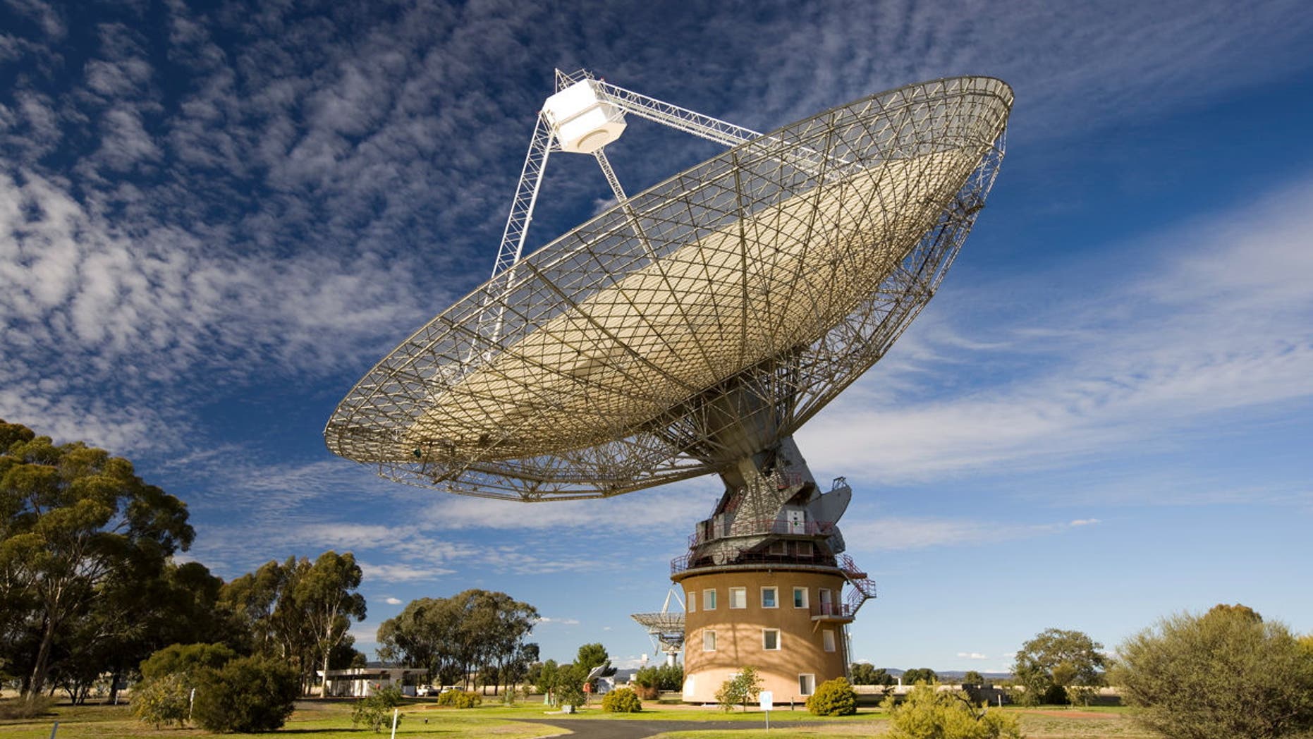 The Parkes radio telescope in Australia is the third telescope to begin searching for signs of intelligent alien life as part of the $100 million Breakthrough Listen project. (Credit: CSIRO)