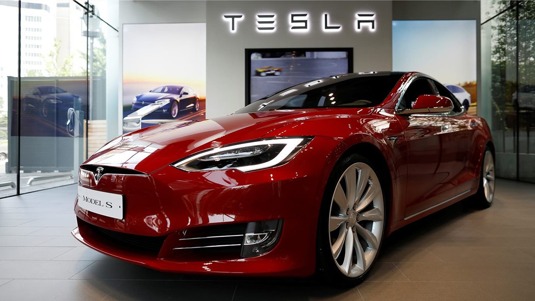 A Tesla Model S electric car is seen at its dealership in Seoul, South Korea July 6, 2017. REUTERS/Kim Hong-Ji - RTX3A8QE
