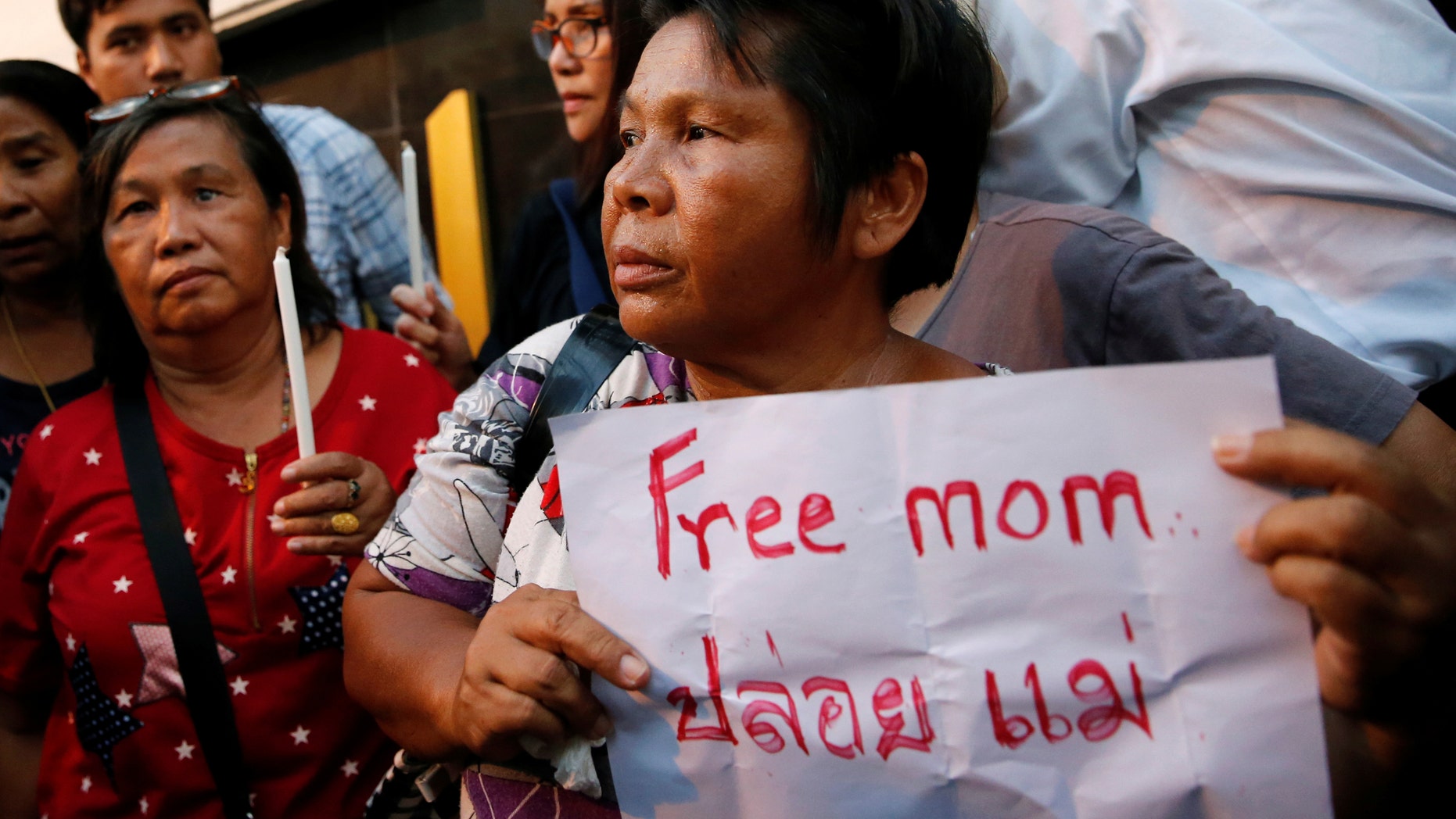 People take part in a demonstration asking for the release of Patnaree Chankij, mother of anti-junta activist Sirawith Seritiwat, in Bangkok, Thailand May 7, 2016. (REUTERS/Jorge Silva)