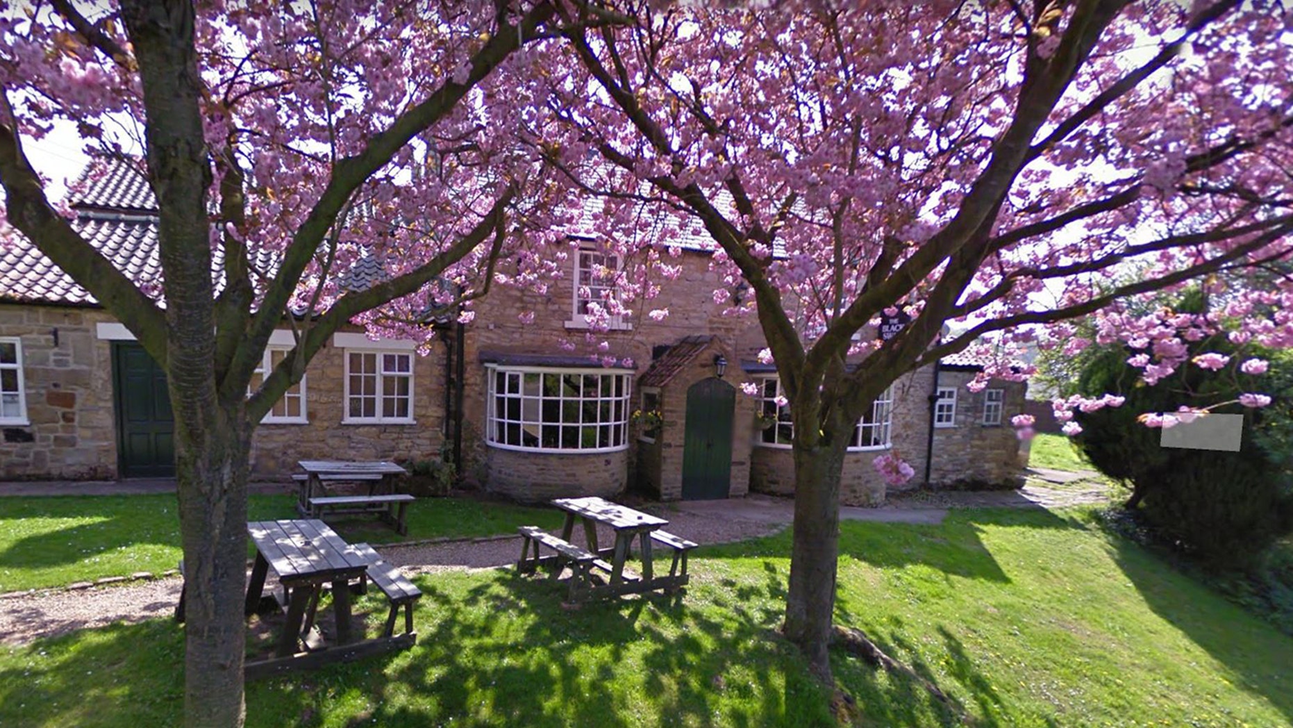 A British chef is angry with customers threatening to leave bad online reviews because of his strict 28-day cancellation policy.